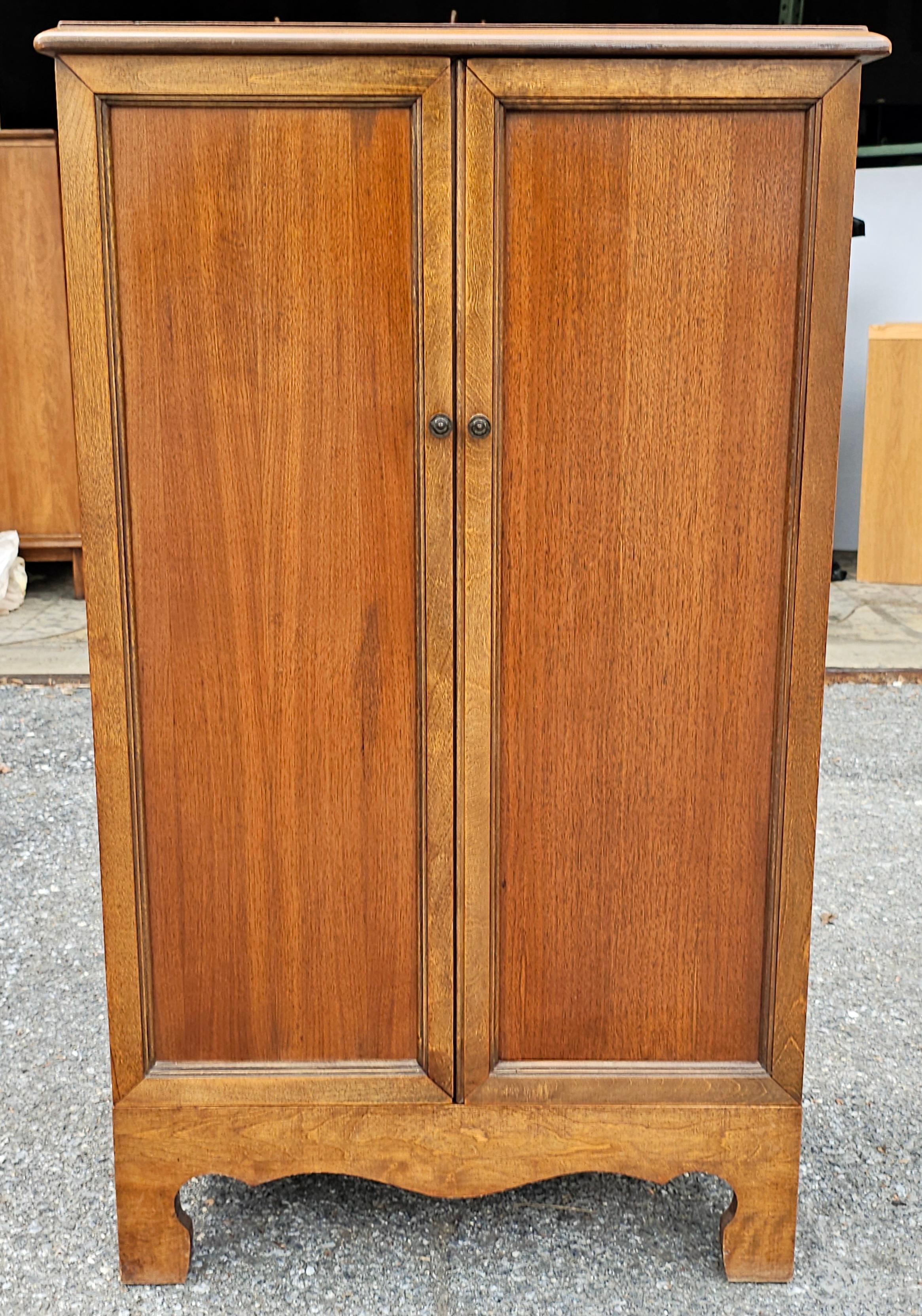 Armadio francese a due porte per notai in mogano della metà del secolo scorso. Le doppie porte-finestre si aprono per rivelare 20 cassetti, tutti perfettamente funzionanti. Supporto Wood.
Misura 26