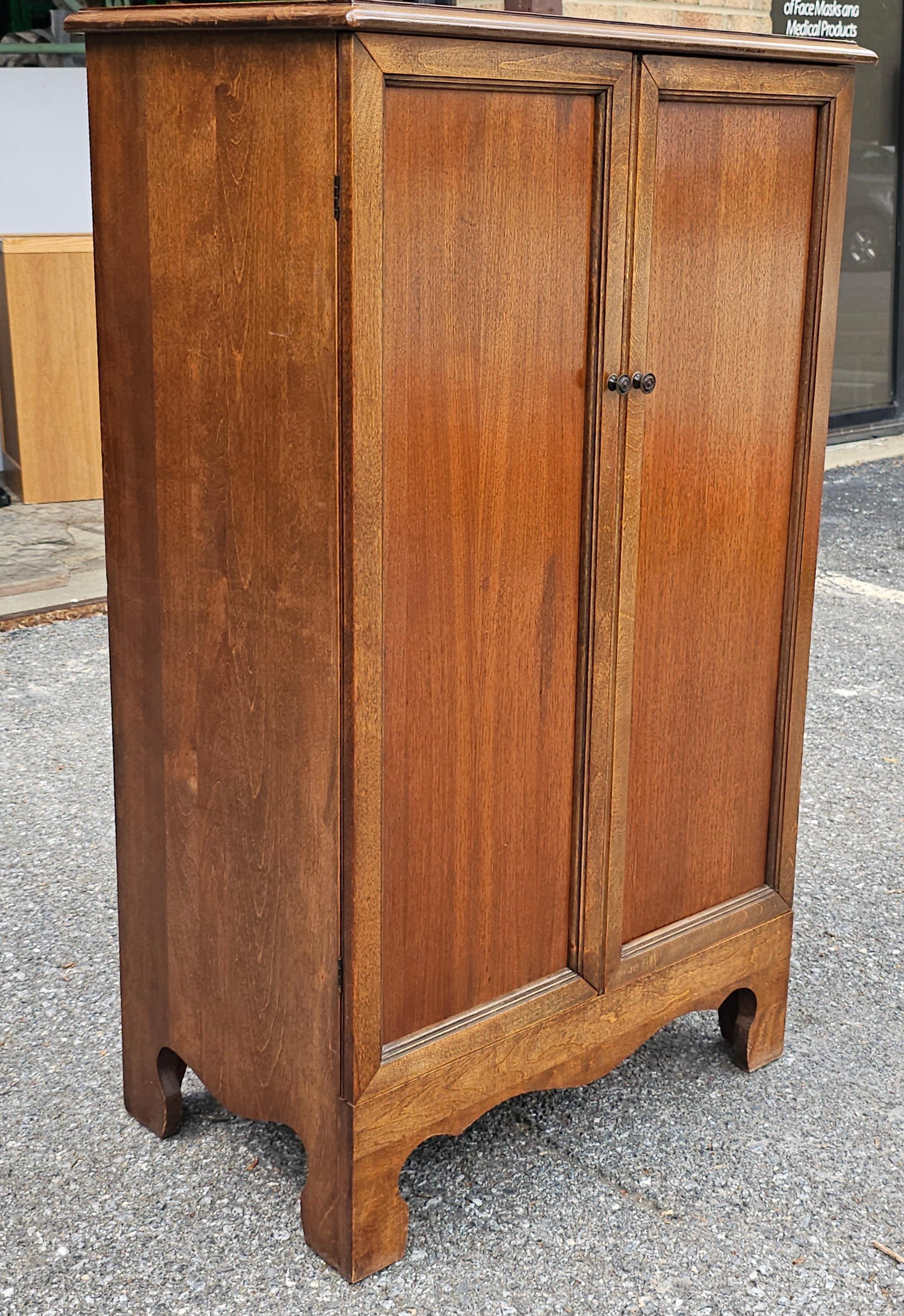 Mid-Century moderno Misouri Furniture Armadio francese a due ante in mogano del metà secolo A. Notari in vendita