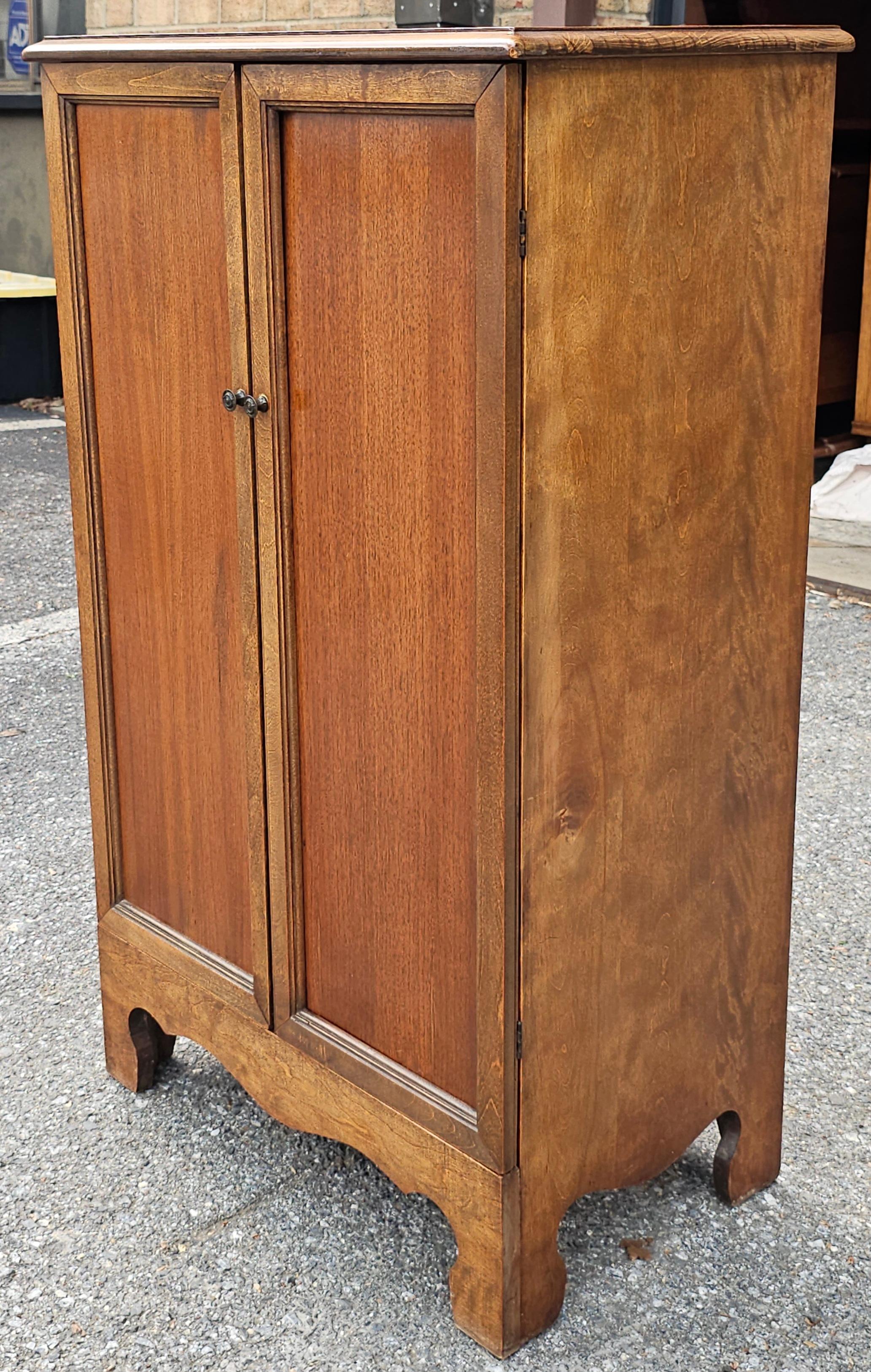 Americano Misouri Furniture Armadio francese a due ante in mogano del metà secolo A. Notari in vendita
