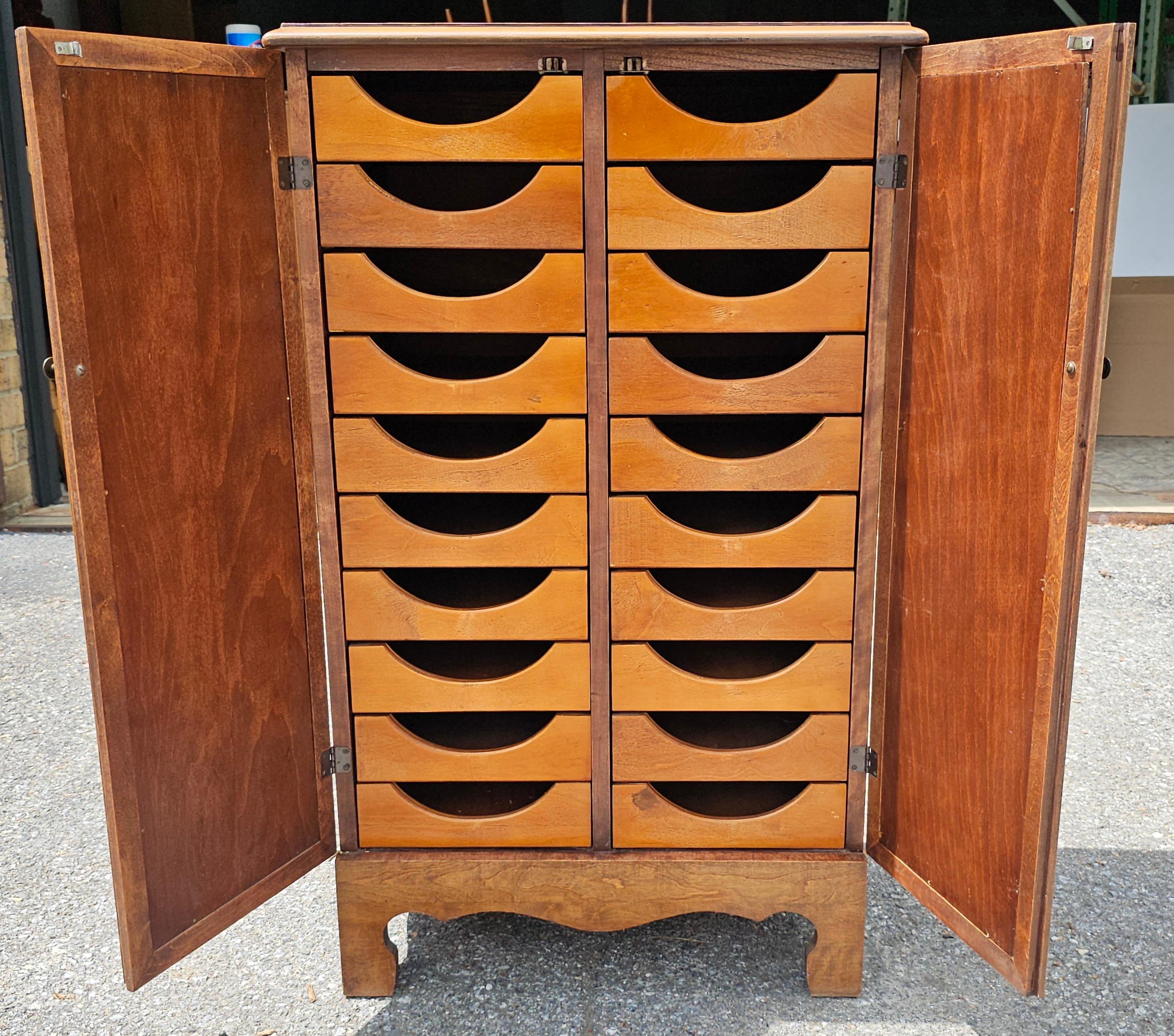 Misouri Furniture Armadio francese a due ante in mogano del metà secolo A. Notari In condizioni buone in vendita a Germantown, MD