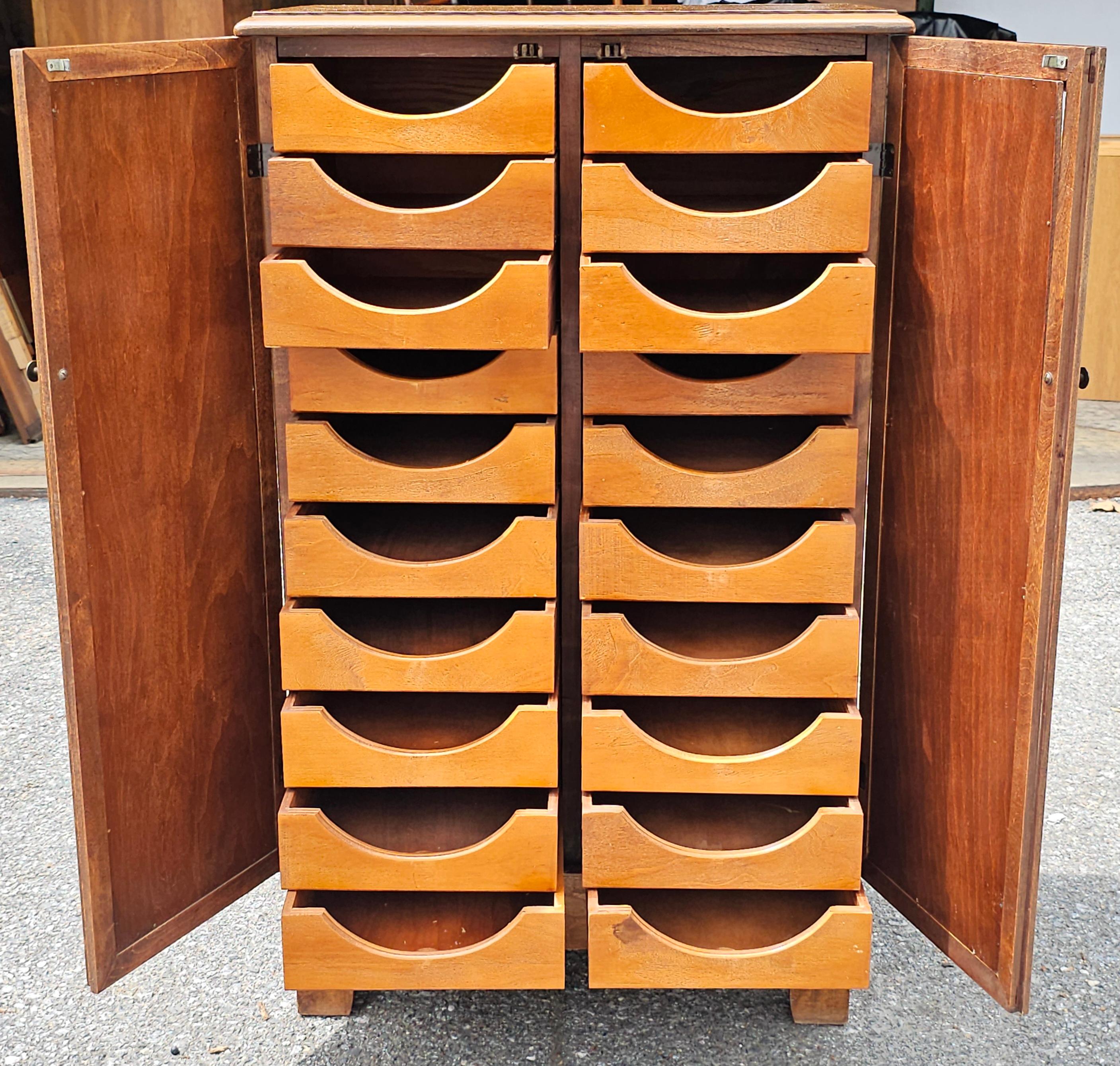 XX secolo Misouri Furniture Armadio francese a due ante in mogano del metà secolo A. Notari in vendita