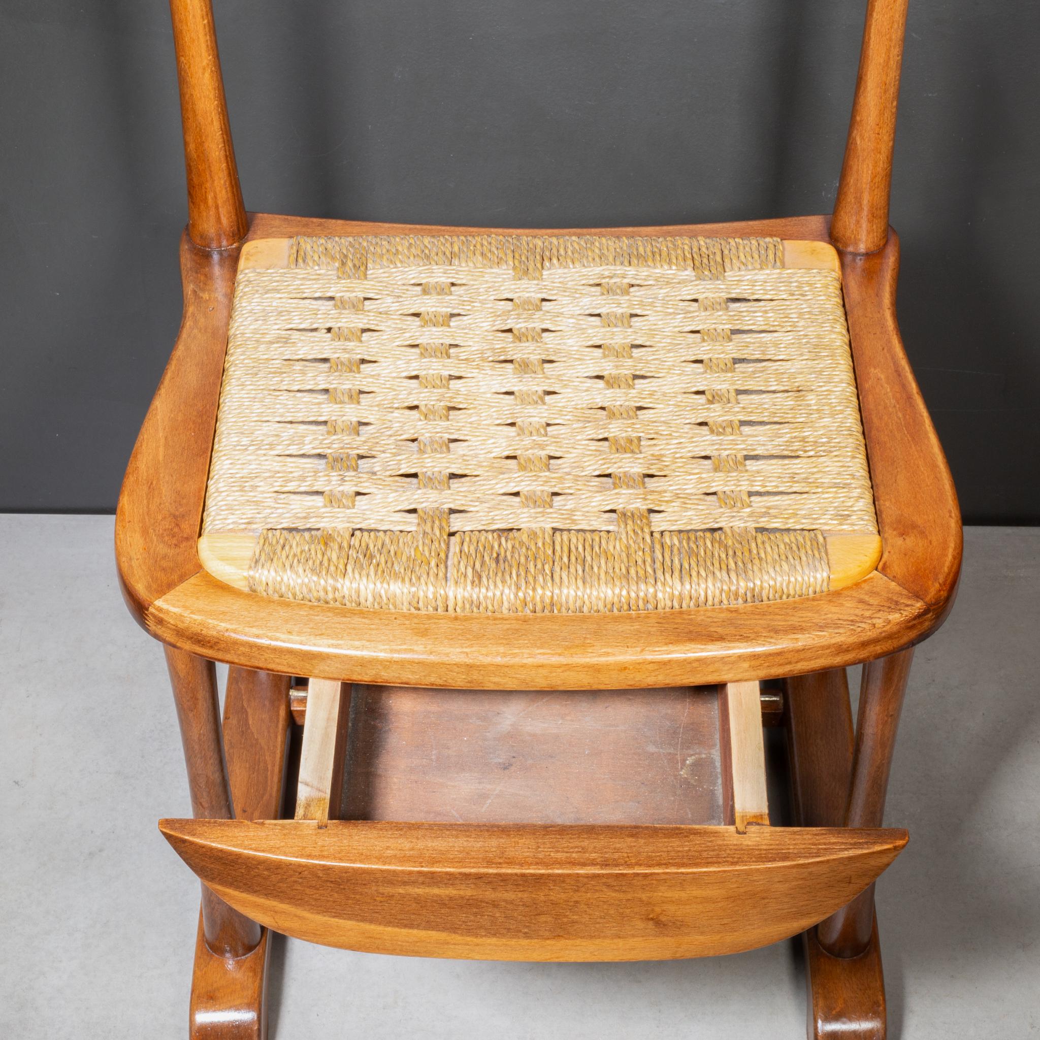 Un aparcacoches italiano de mediados de siglo, hecho principalmente de caoba, con un asiento de junco tejido, un pequeño cajón debajo y un estante superior perfecto para relojes y gemelos. Percha incorporada y ganchos laterales de latón para