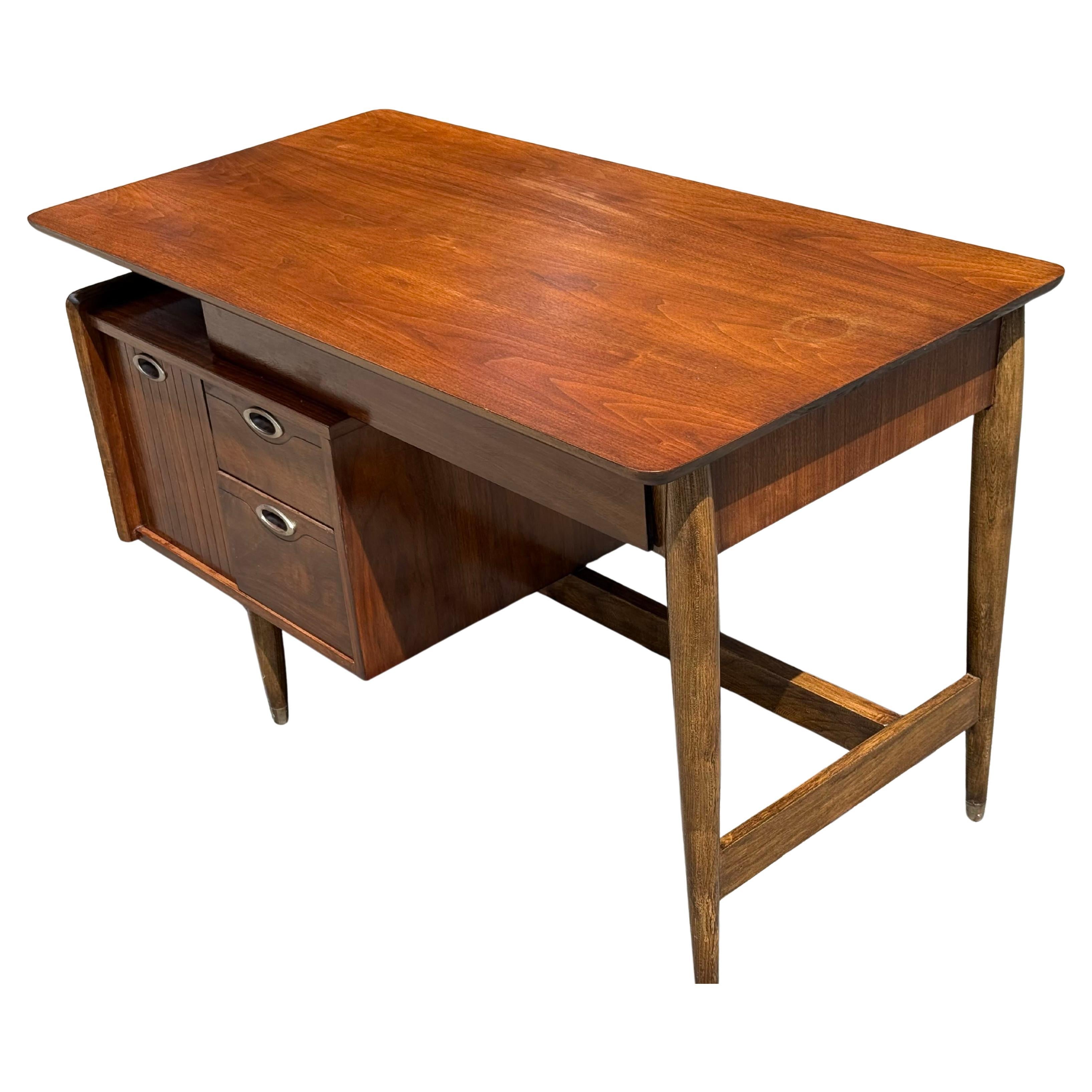 Mainline by Hooker Schreibtisch aus Nussbaumholz aus der Jahrhundertmitte (Holz) im Angebot