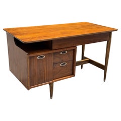Bureau du milieu du siècle Mainline by Hooker Walnut