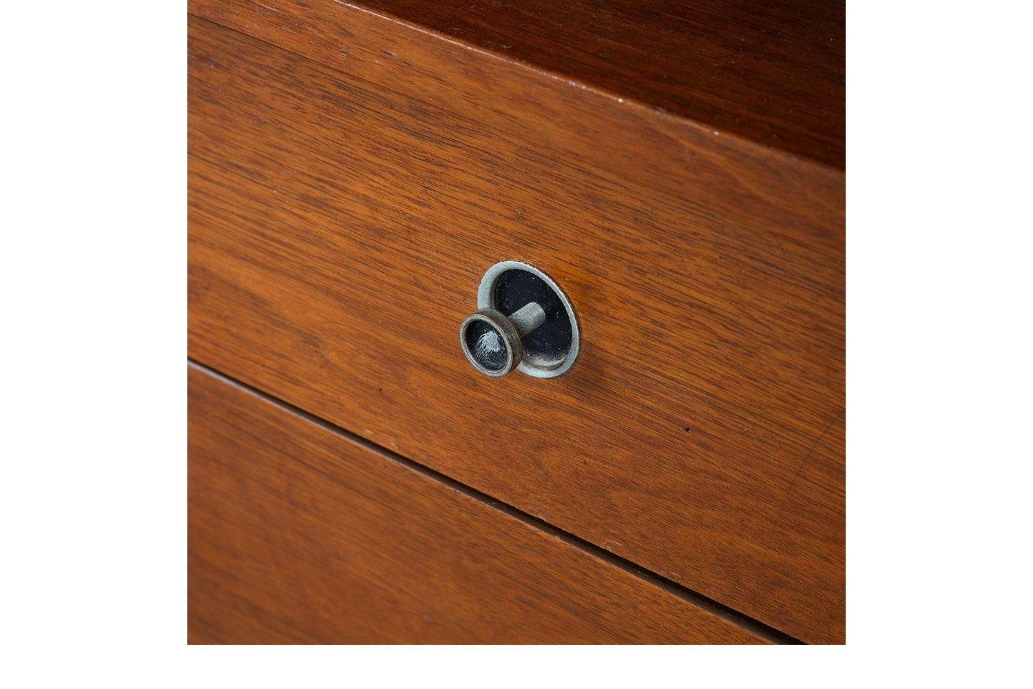 Stunning 1960s walnut Mid-Century Modern floating desk. A remarkable statement of quality in design executed to last the test of time finely crafted with attention to detail.  The absence of complicating lines is evident throughout the design,