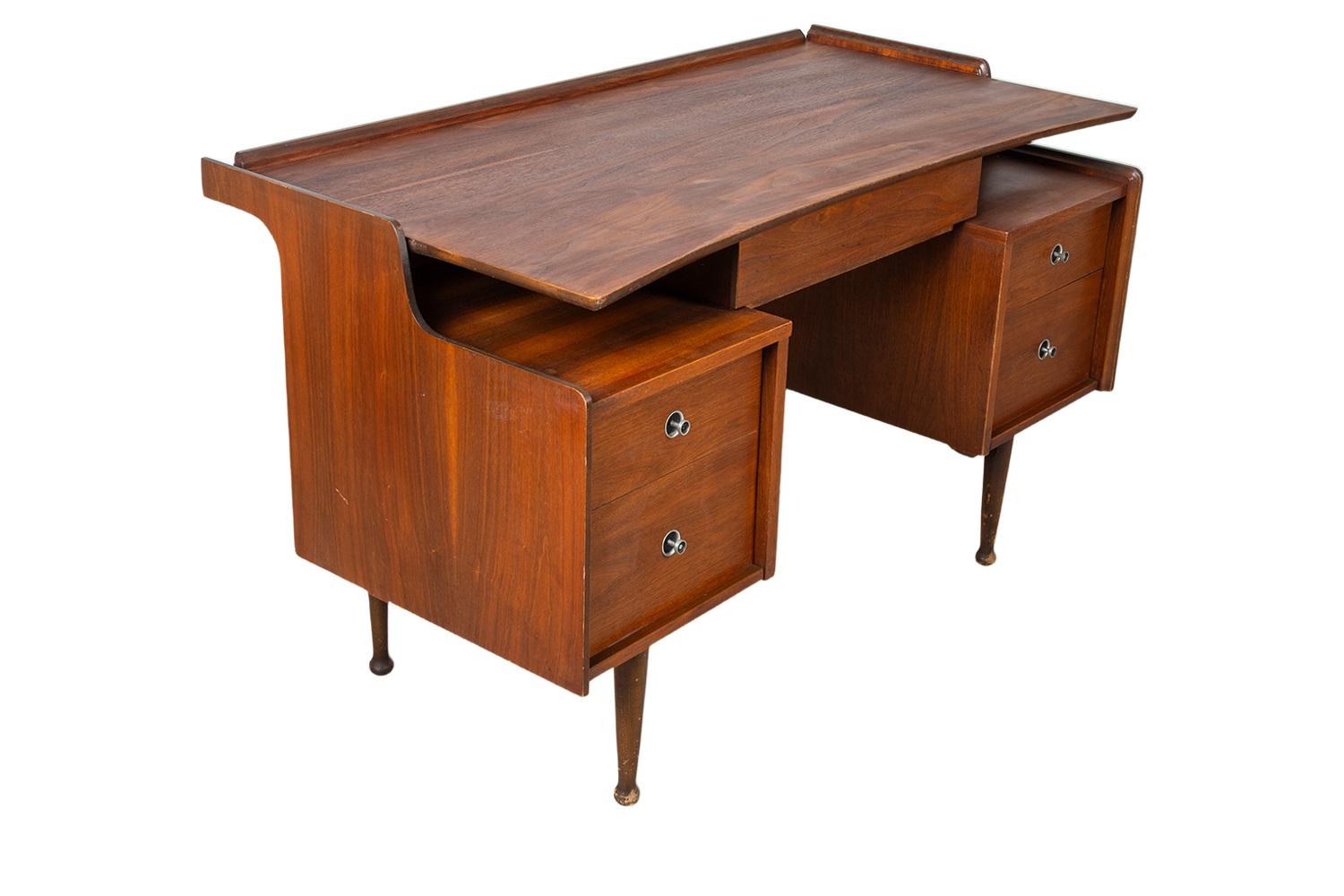 Mid-Century Mainline Hooker Floating Walnut Desk For Sale 3