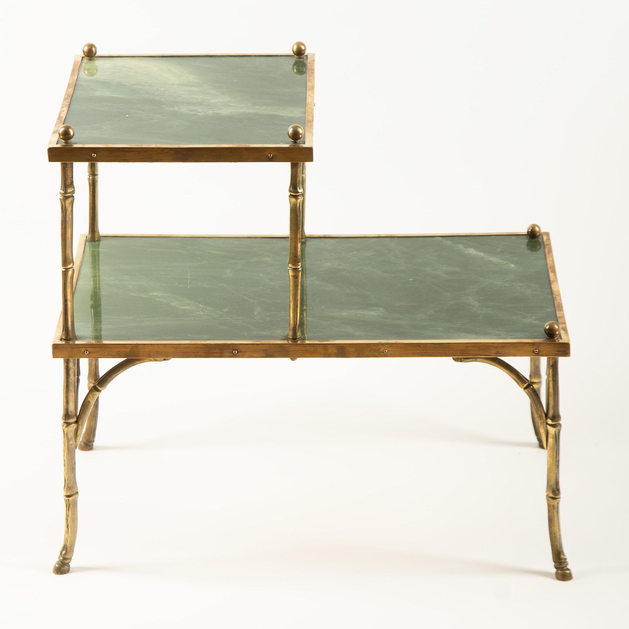 Tavolino a due piani Greene & Greene della Maison Baguès - Un tavolino a due piani elegante e finemente realizzato dalla celebre Maison Baguès, rinomata per la sua lussuosa lavorazione del metallo e il suo fascino neoclassico. La struttura in