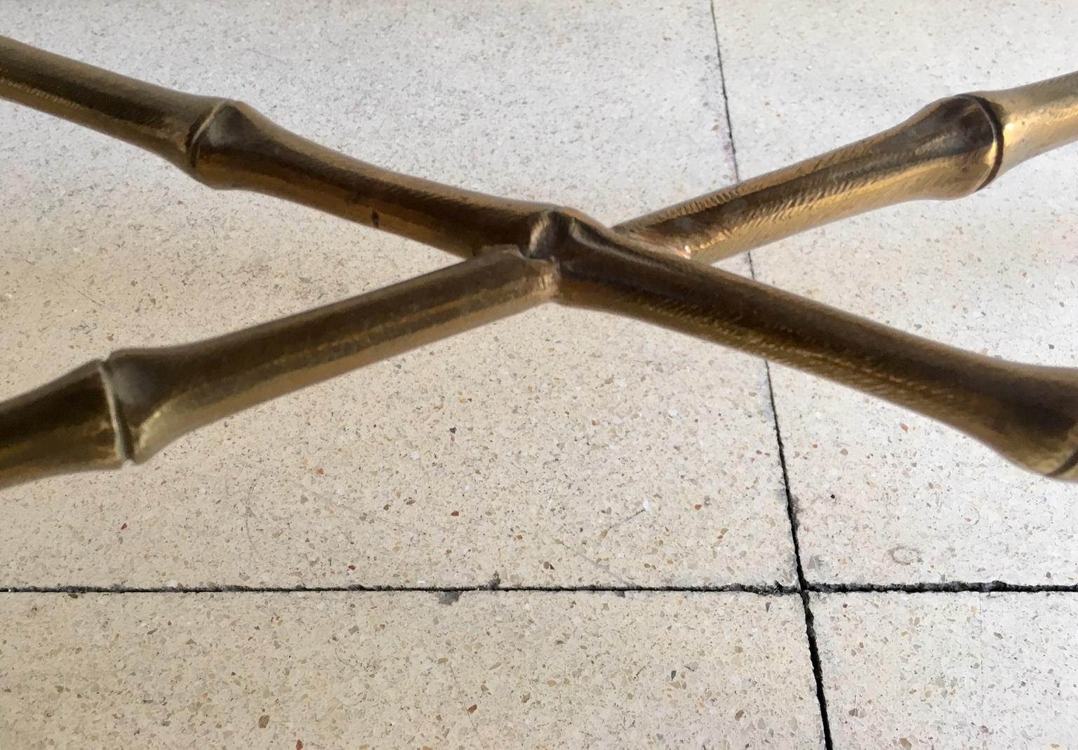 Français Table basse en laiton imitation bambou de style Maison Bagues, milieu du siècle dernier en vente