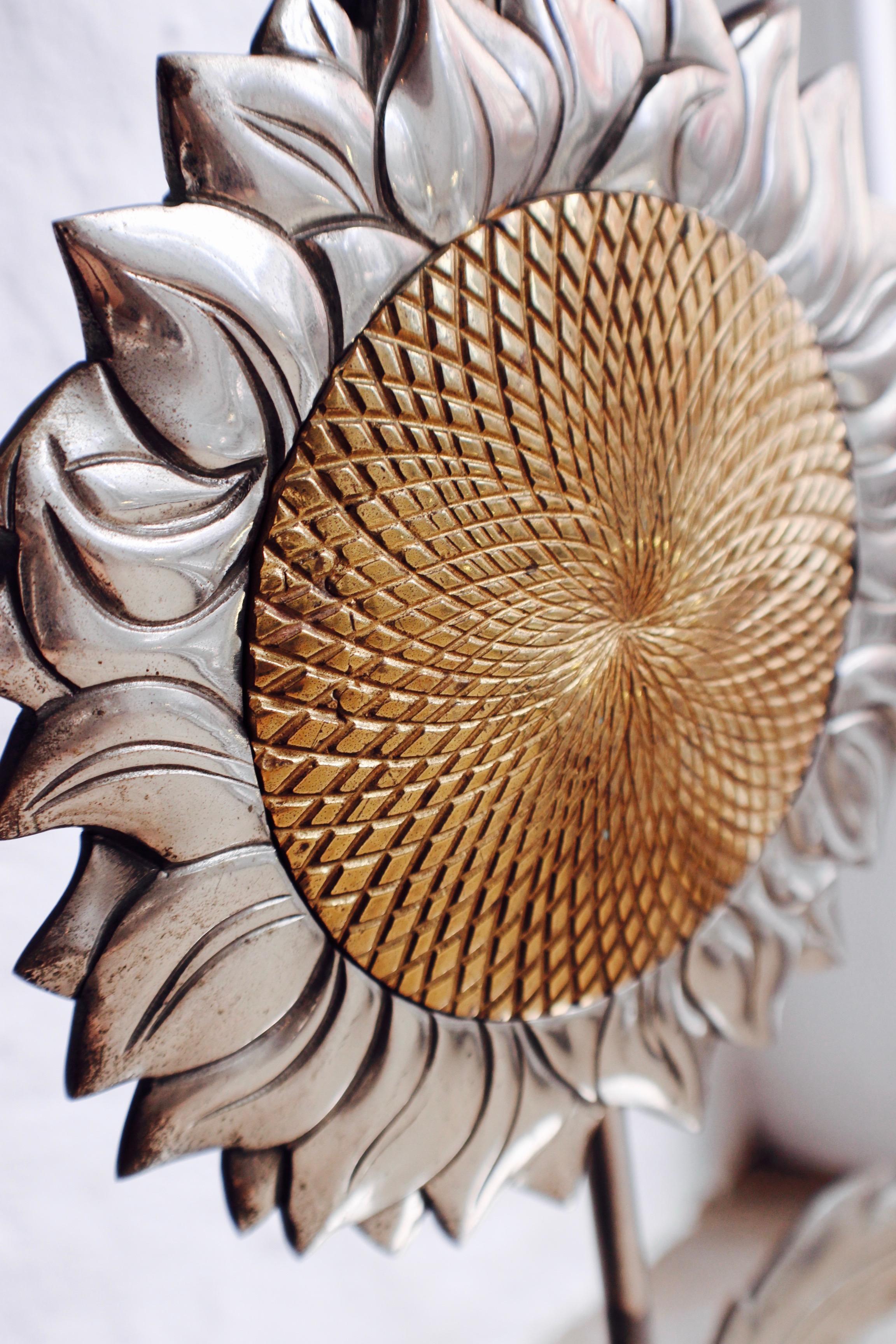 Französische Tischlampe aus bronziertem und versilbertem Messing von Maison Charles, um 1950, modelliert und gegossen als Sonnenblume, mit länglichem Lampenschirm.