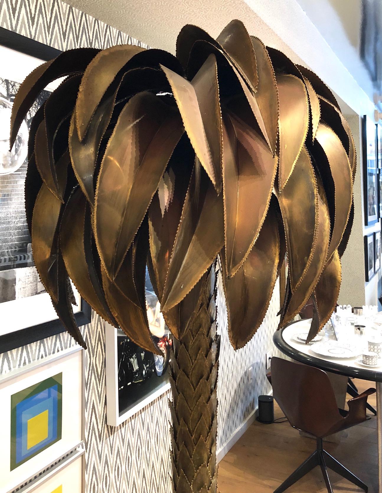 Tall brass palm tree floor lamp by Maison Jansen, Paris circa 1960s. 5 lights, one on top and 4 inside the palm leaves. Palm lamp in worked brass, base in black lacquer 16