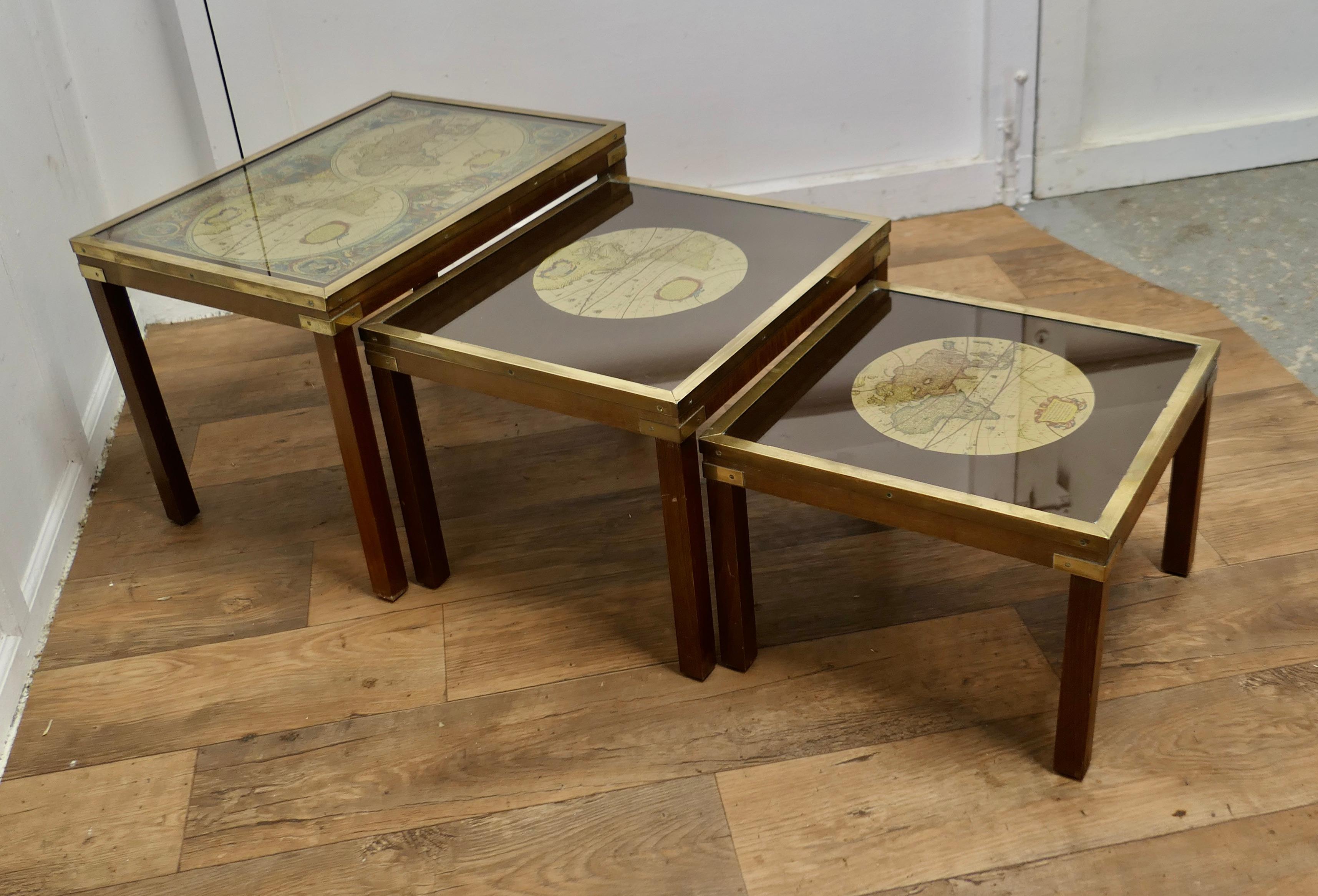 Mid-century Maison Jansen Campaign Style Nest of 3 Tables In Good Condition For Sale In Godshill, Isle of Wight