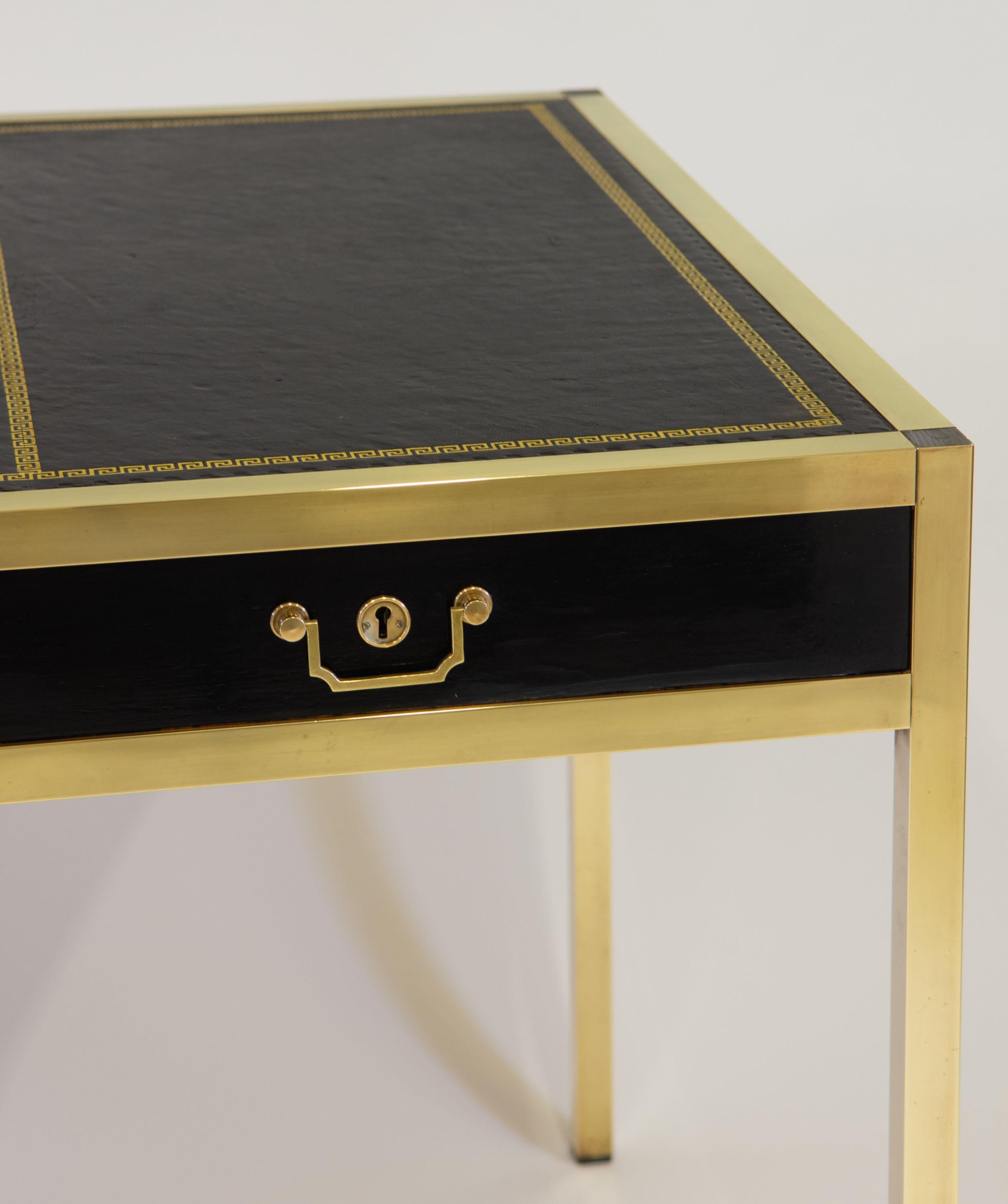 Eleganter Mid-Century-Schreibtisch aus Messing und Ebenholz mit drei Schubladen und Ledereinlage, in der Art von Maison Jansen. Französisch - CIRCA 1950.

Dieser Schreibtisch im Directoire-Stil besteht aus glänzendem, massivem Messing mit