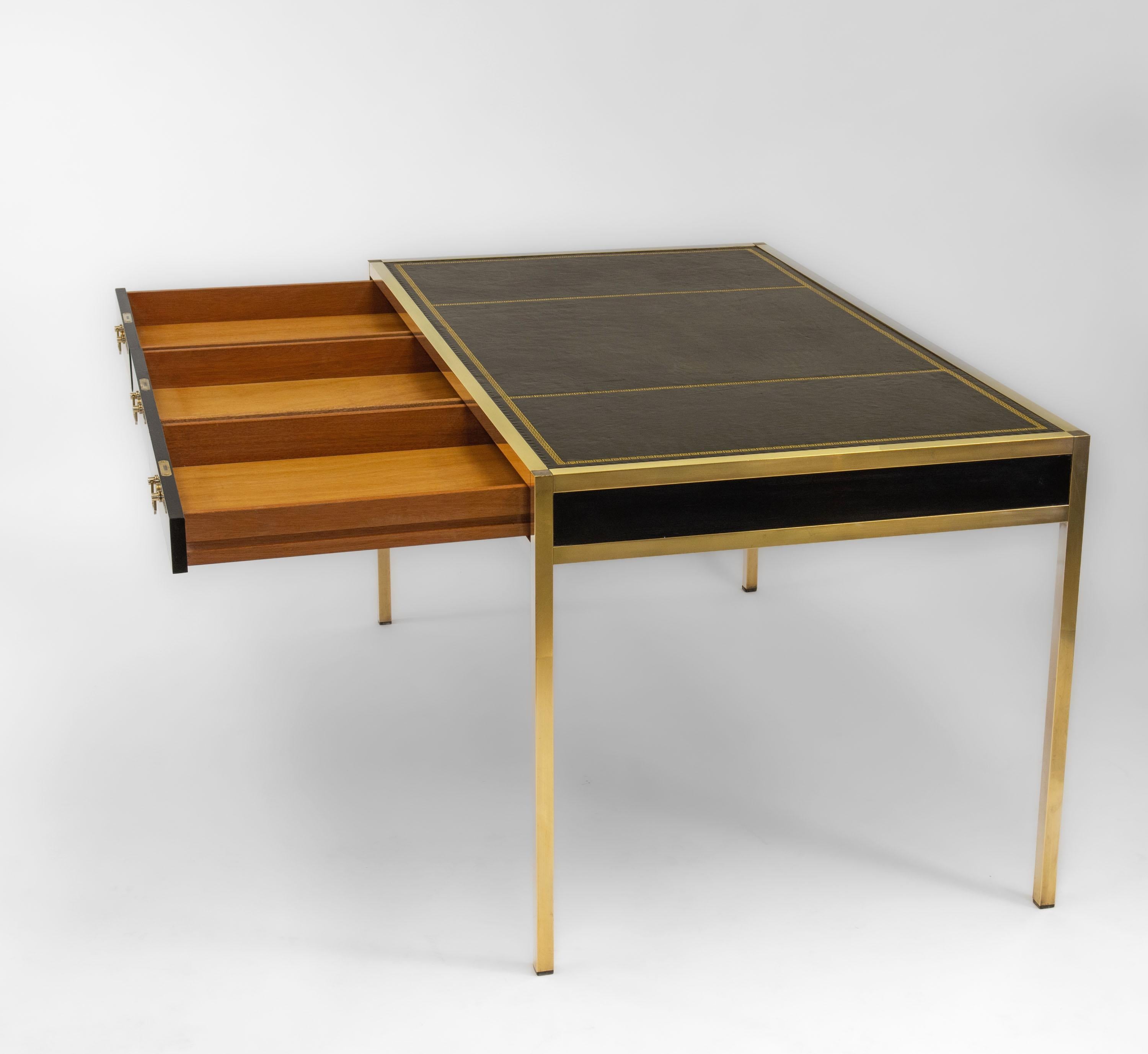 Mid Century Maison Jansen Manner Messing & Leder Top Schreibtisch Schreibtisch 1950s (20. Jahrhundert) im Angebot