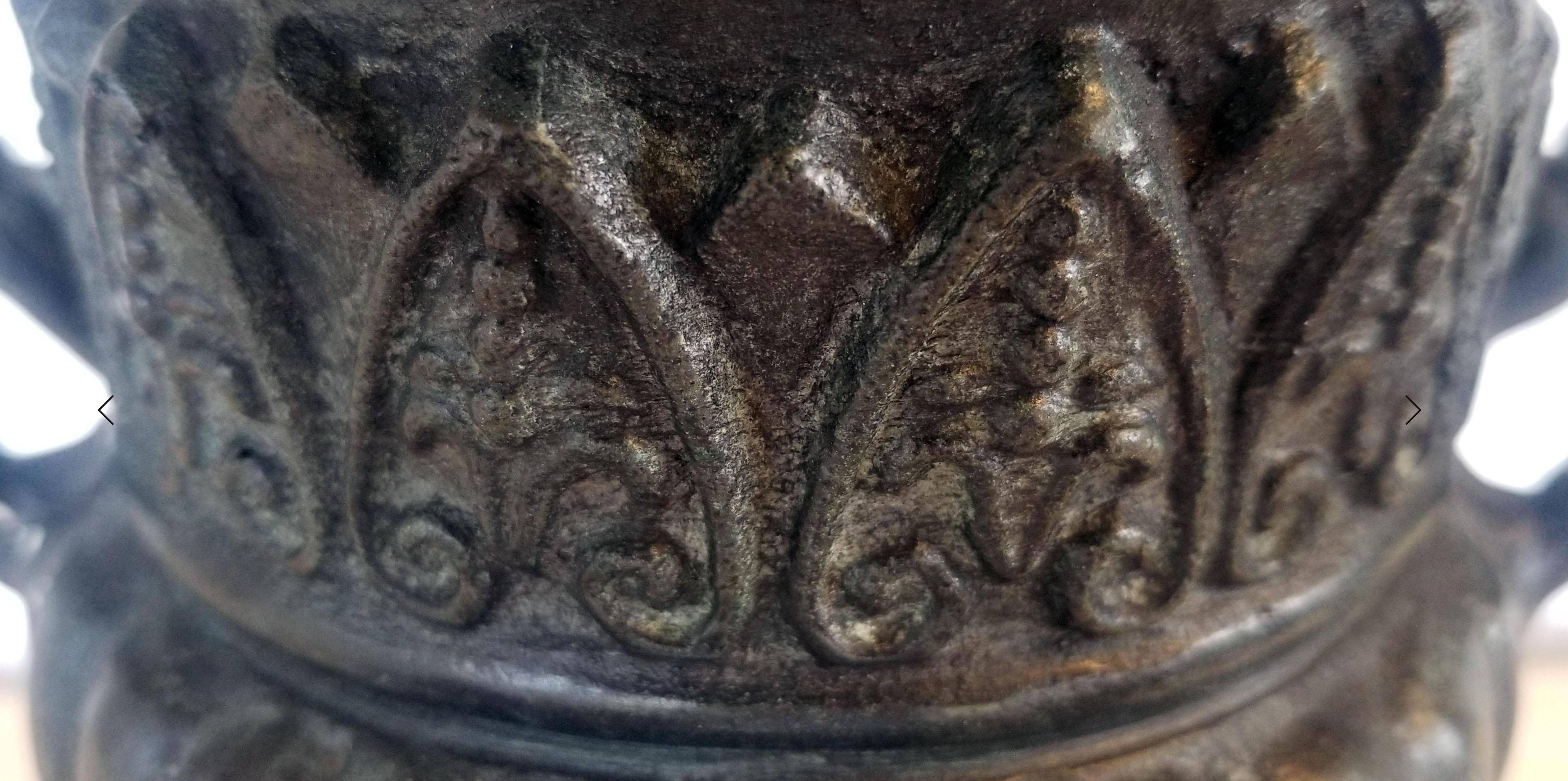 Américain Paire d'urnes à trophées néoclassiques Maitland-Smith en bronze et métal du milieu du siècle dernier en vente