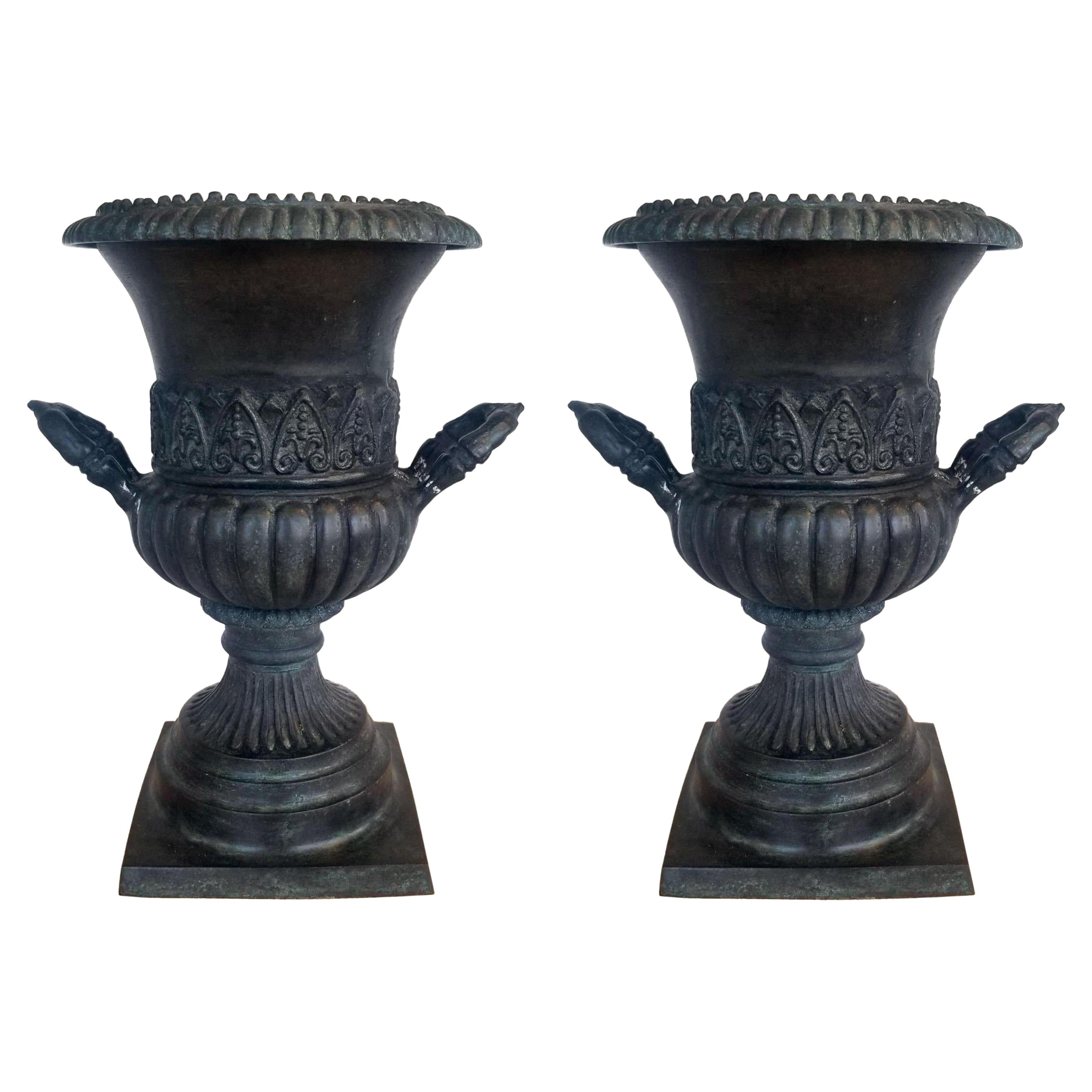 Paar neoklassizistische Bronze-Metalltrophäen-Urnen-Pflanzgefäße, Maitland-Smith, Mitte des Jahrhunderts