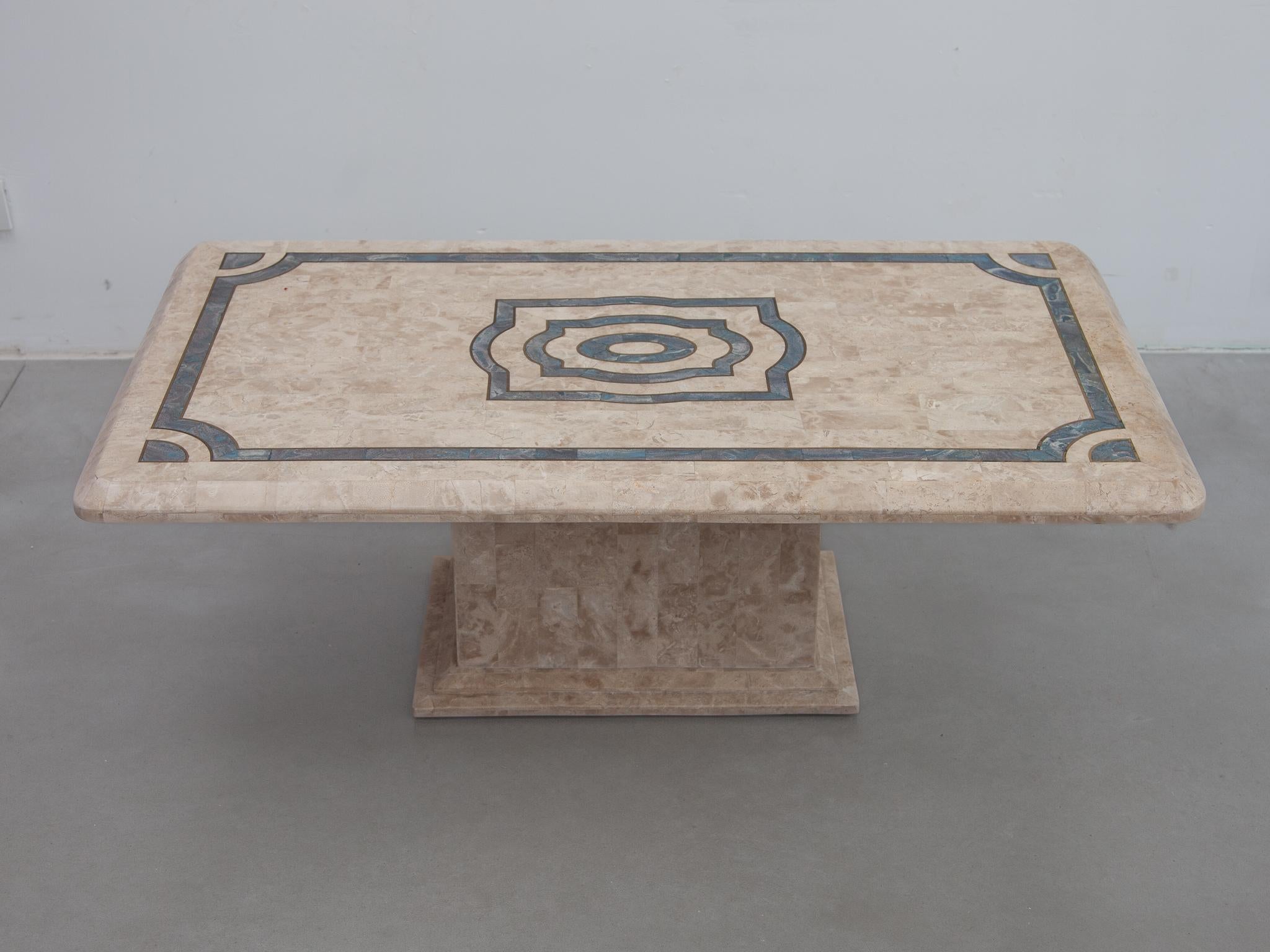 Table basse carrée de style postmoderne vintage sophistiqué des années 1970, Maitland Smith. Pierre tessellée et fossile avec incrustation bleue. 
