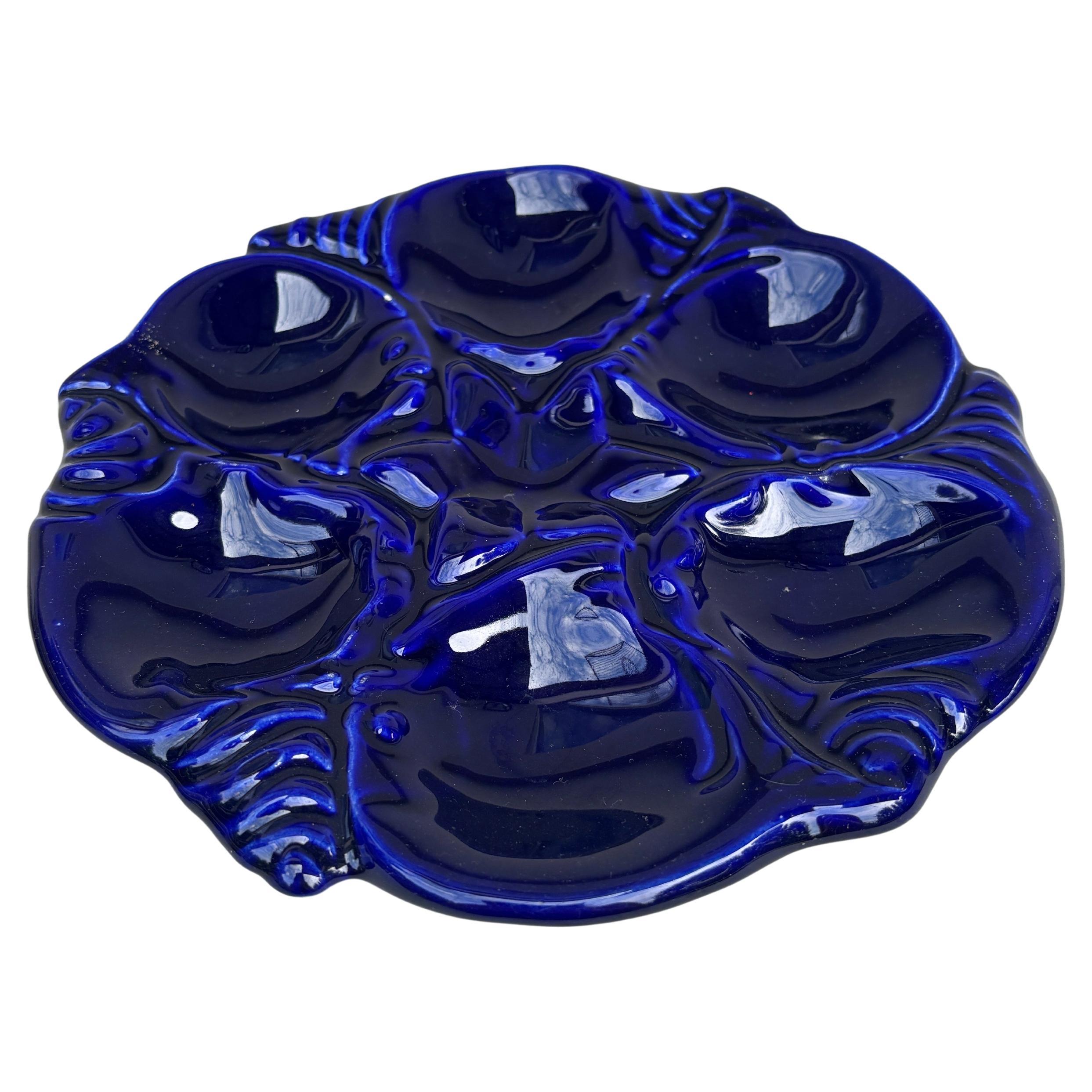 Assiette à huîtres du milieu du siècle en majolique bleu marine Vallauris.
9 couleurs disponibles.
rose, bleu marine, jaune, orange, vert, violet, noir, aqua, rouge.
