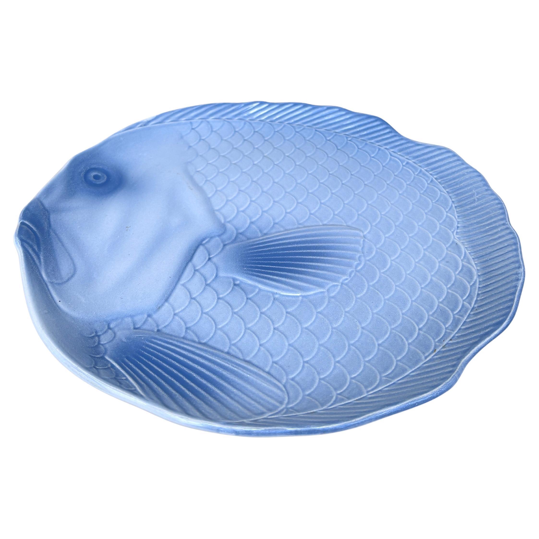 Assiette à poisson en majolique du milieu du siècle signée Salins Les Bains.