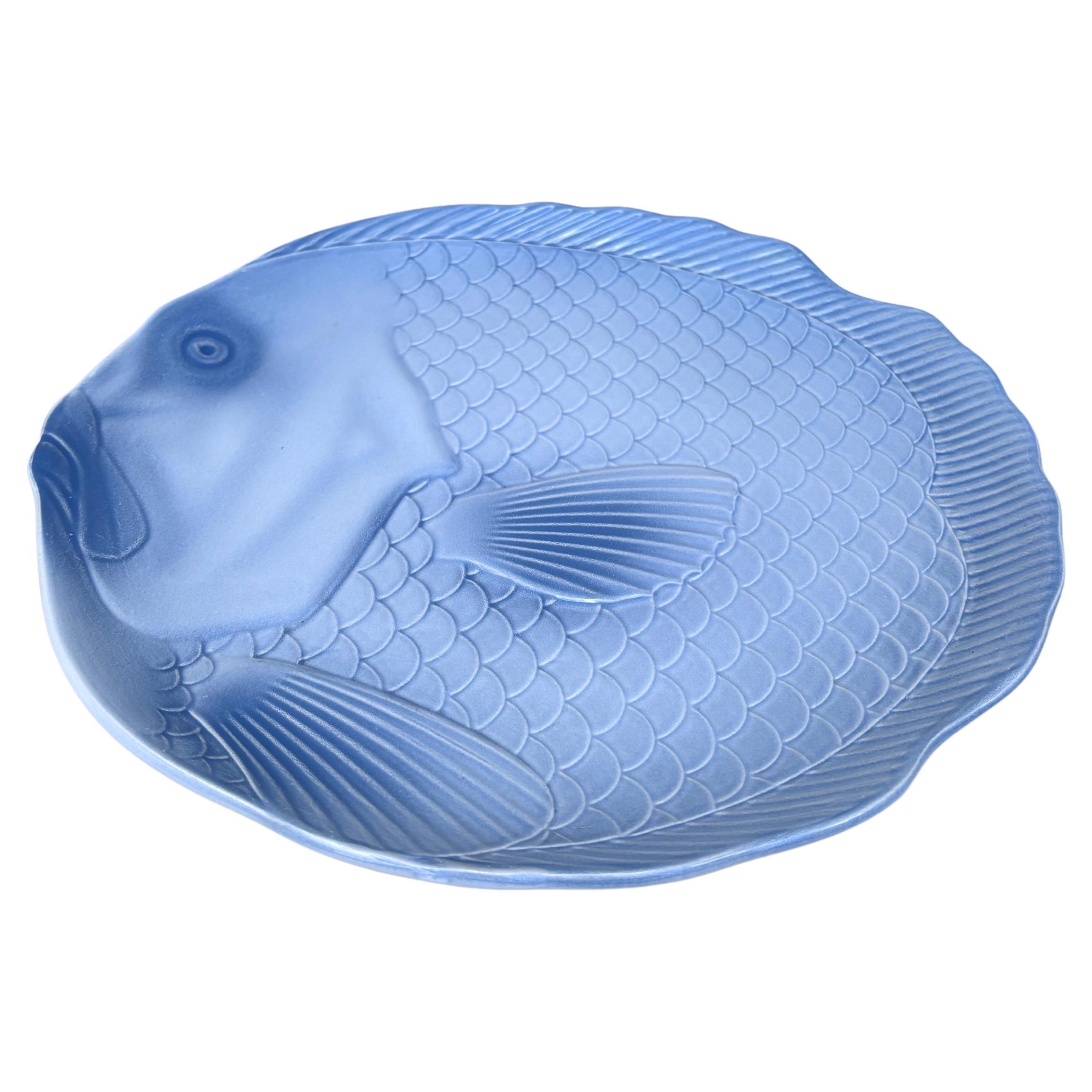 Assiette à poisson en majolique du milieu du siècle signée Salins Les Bains.