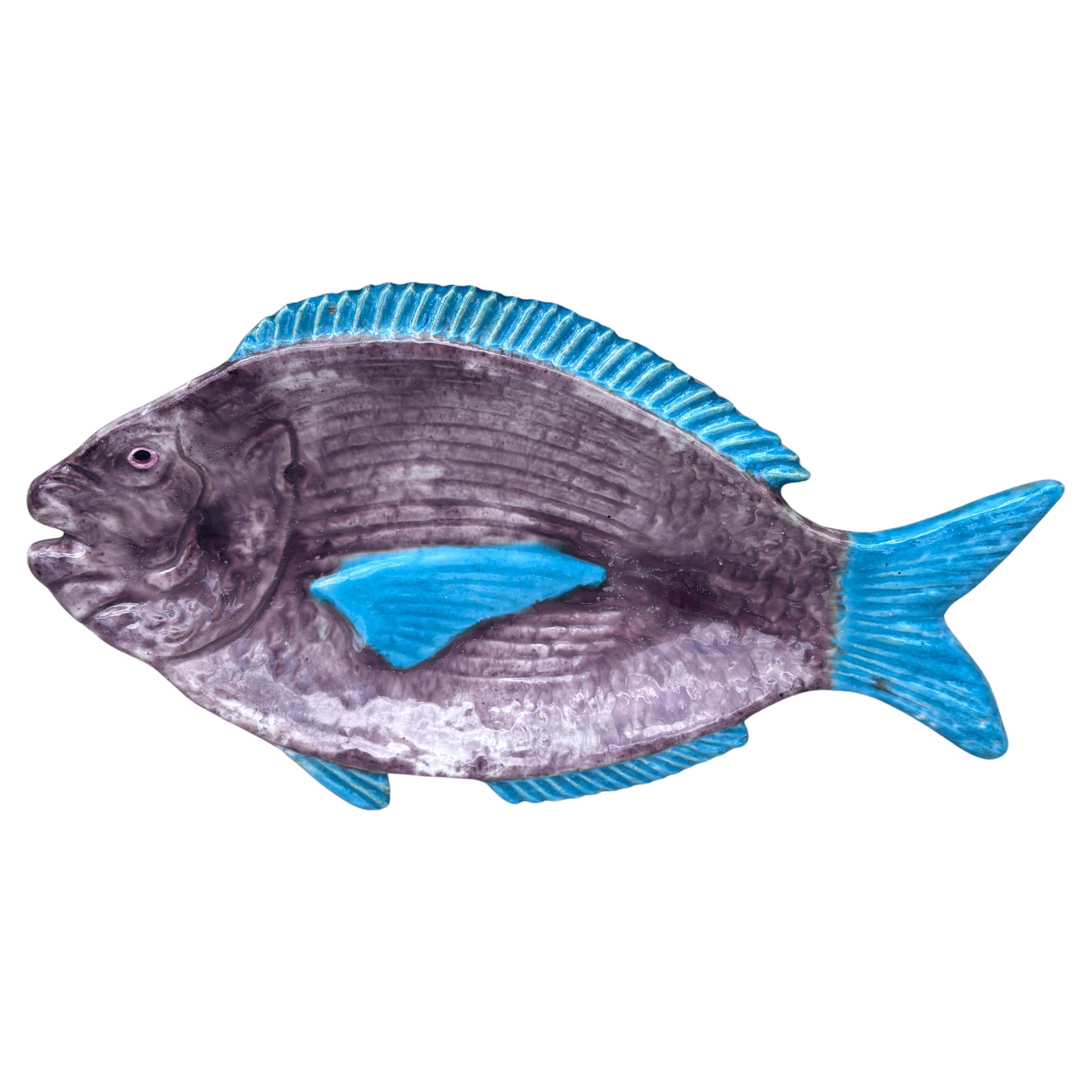 Assiette à poisson en majolique du milieu du siècle Salins Les Bains Bon état - En vente à Austin, TX
