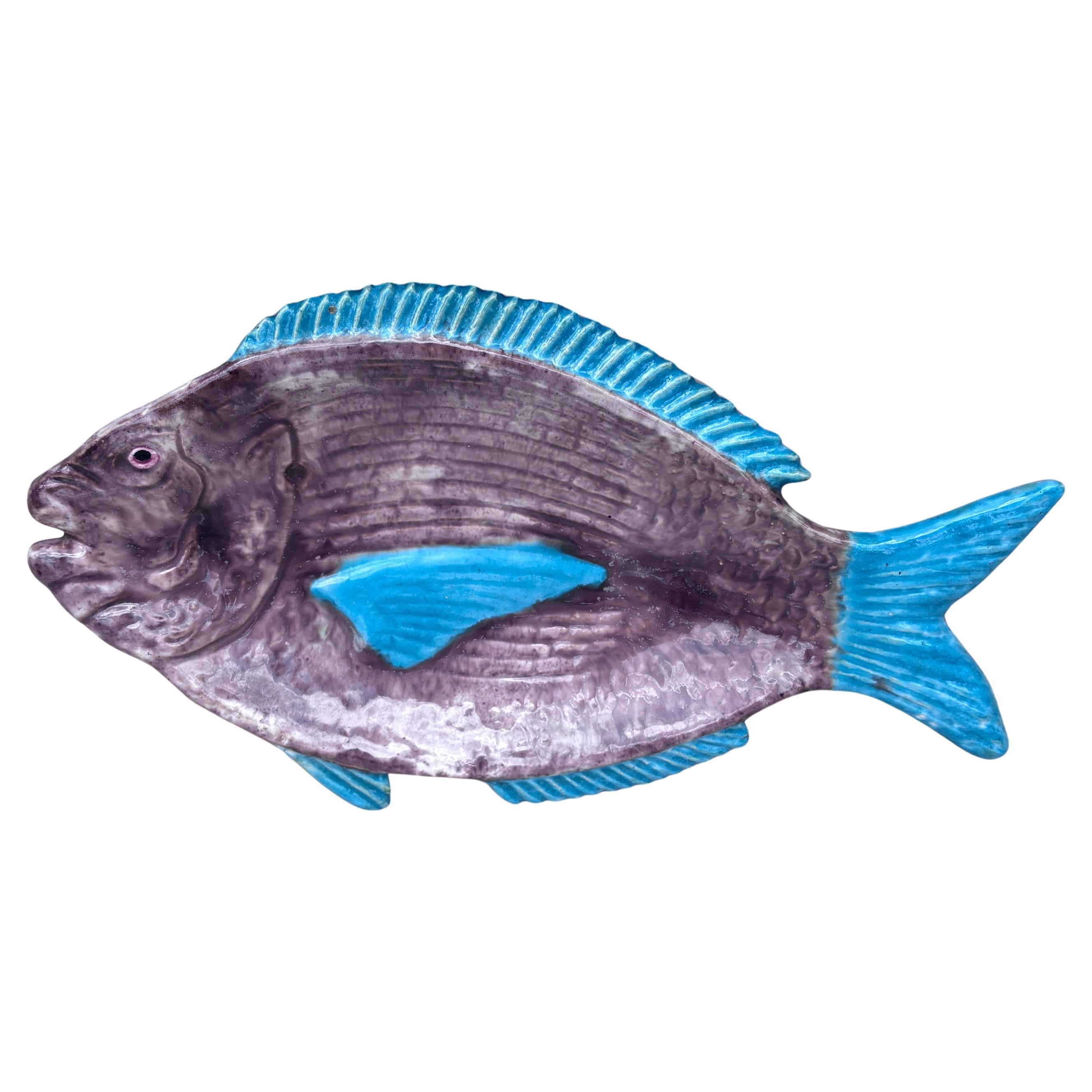 Mid-Century Majolica Fish Plate Salins Les Bains In Fair Condition For Sale In Austin, TX