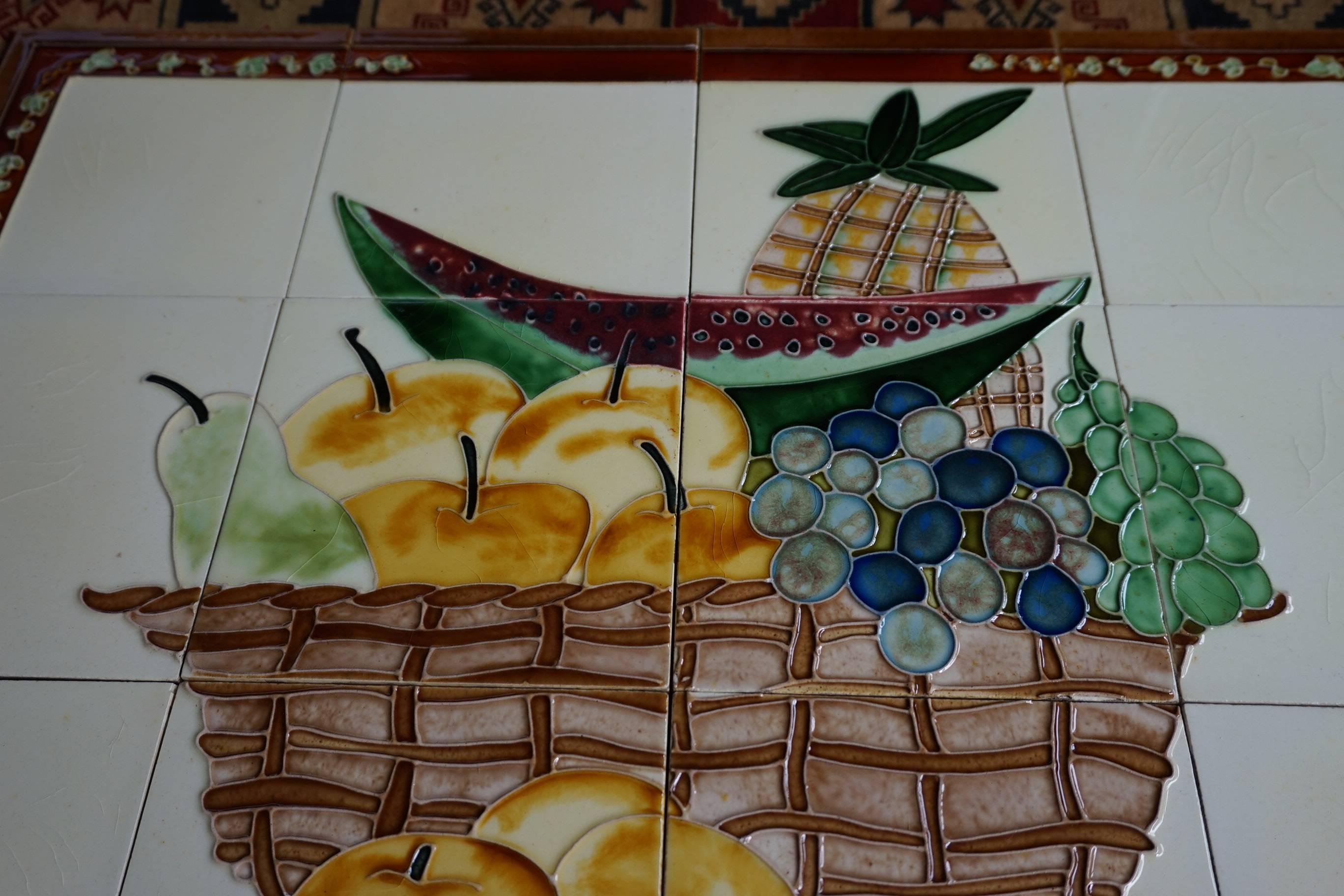 Européen Tableau en carreaux de majolique émaillés du milieu du siècle dernier - Peinture vintage de carreaux représentant une corbeille à fruits en vente