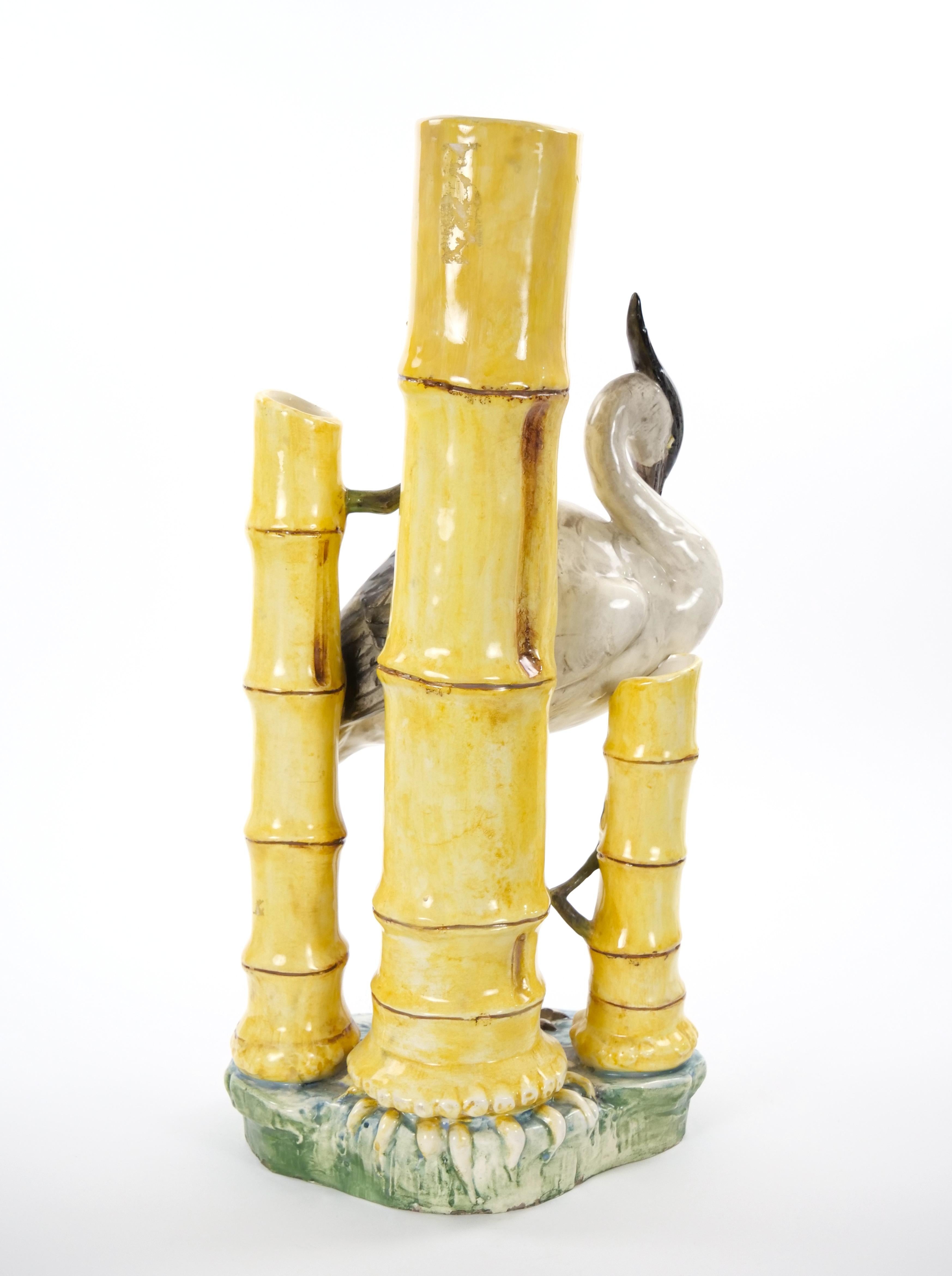 Vase sculptural en porcelaine majolique du milieu du siècle avec motif de cigogne et de bambou en vente 2