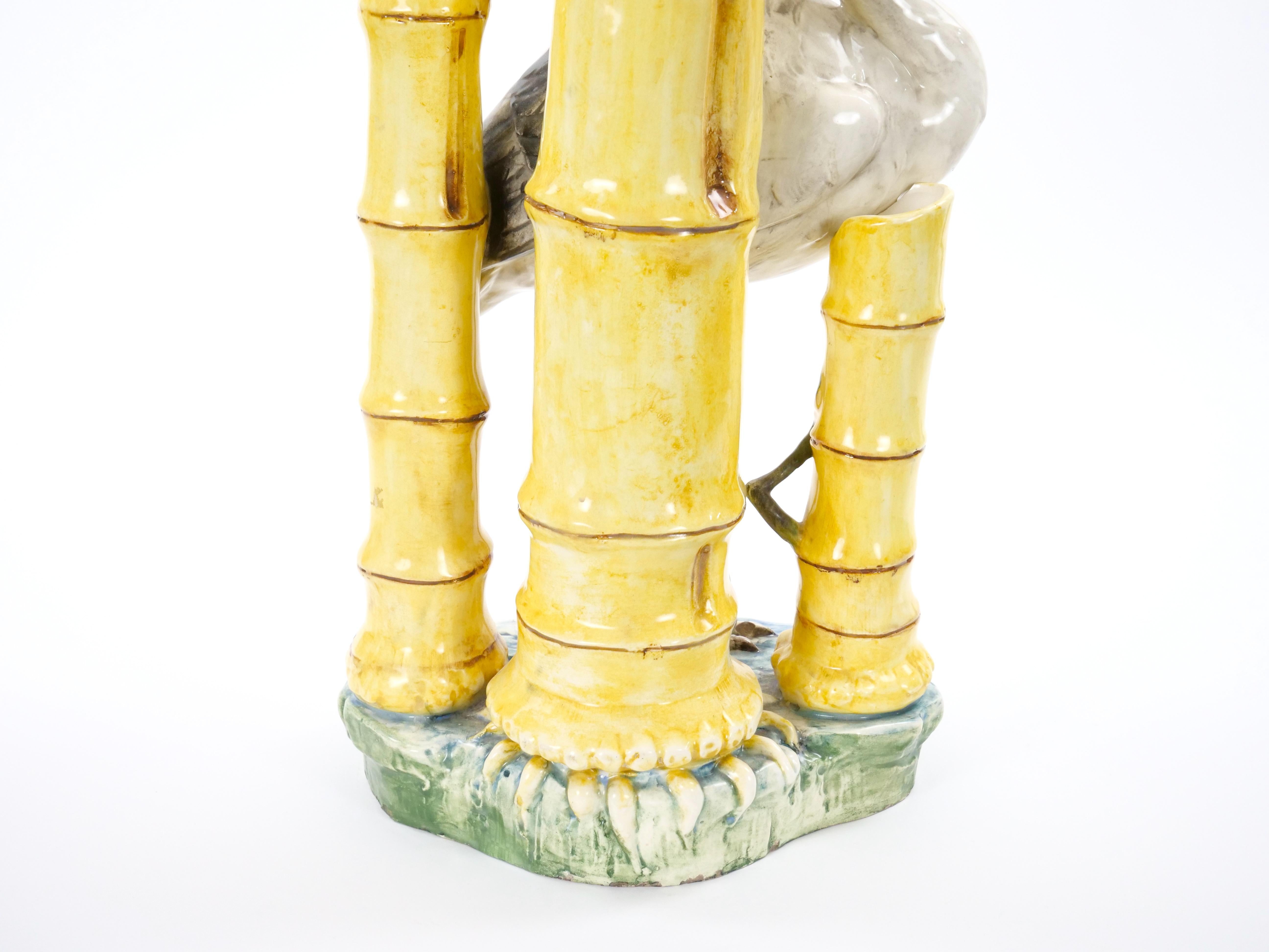 Vase sculptural en porcelaine majolique du milieu du siècle avec motif de cigogne et de bambou en vente 3