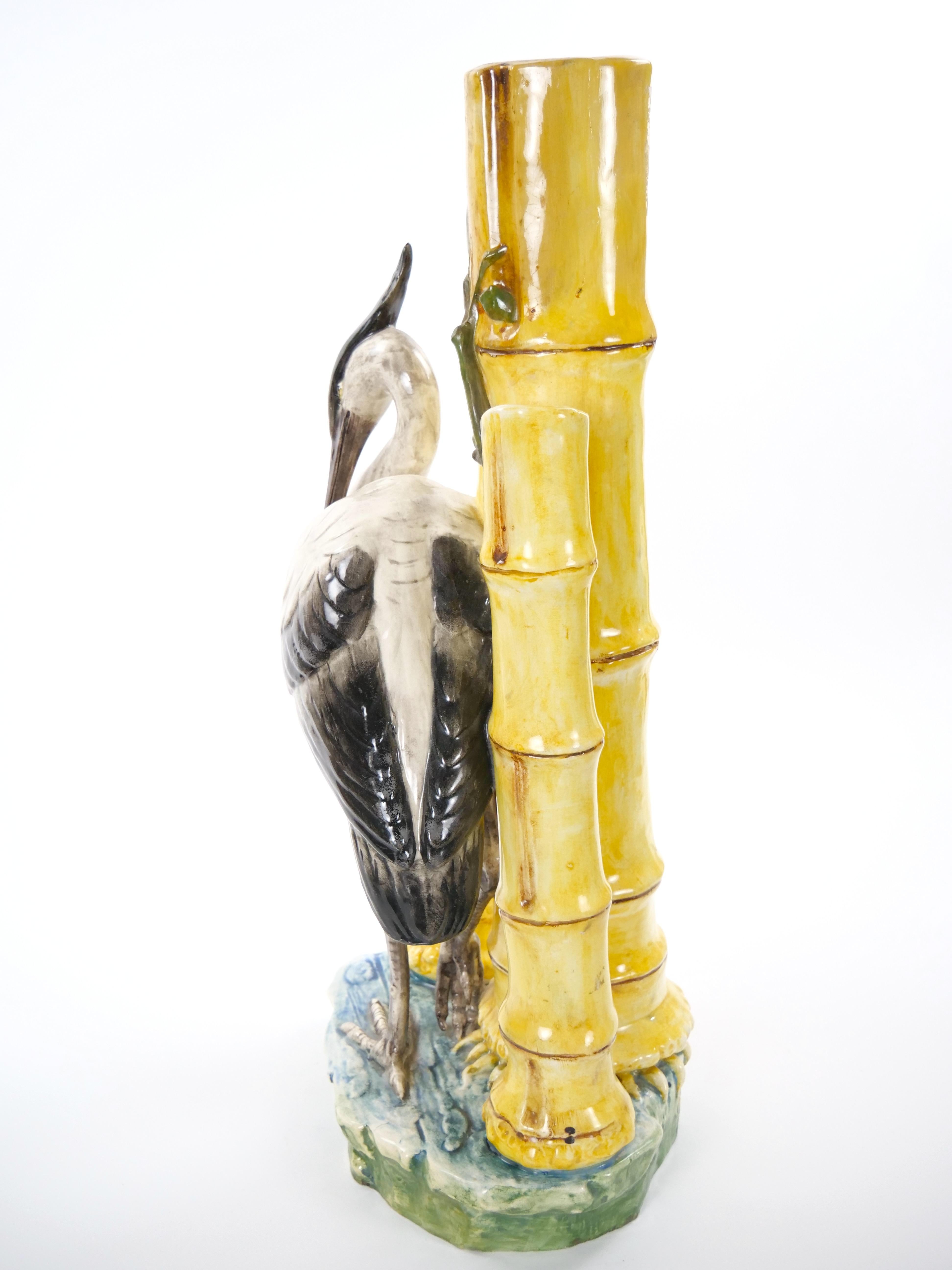 Vase sculptural en porcelaine majolique du milieu du siècle avec motif de cigogne et de bambou en vente 4