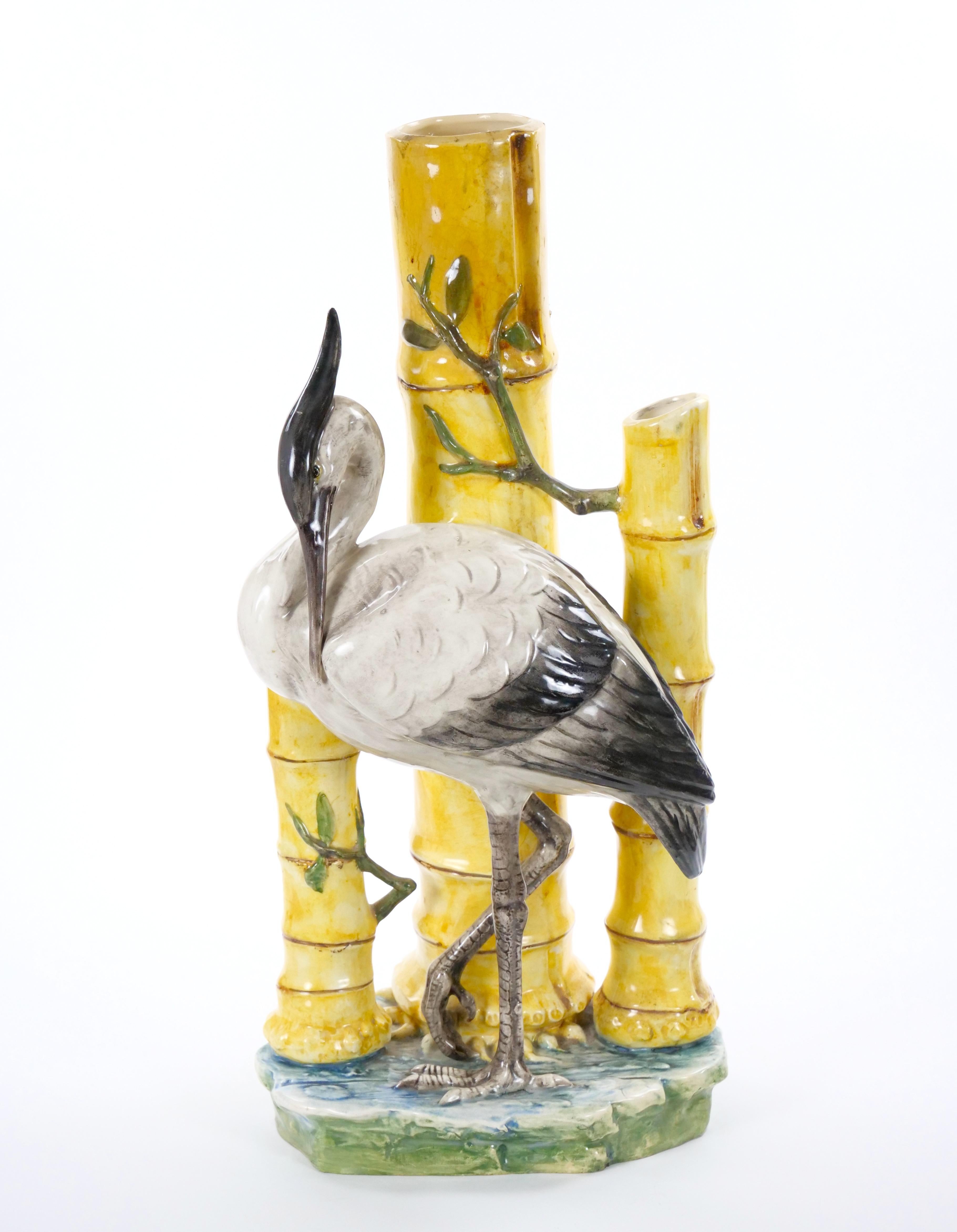 Vase sculptural en porcelaine majolique du milieu du siècle avec motif de cigogne et de bambou en vente 8