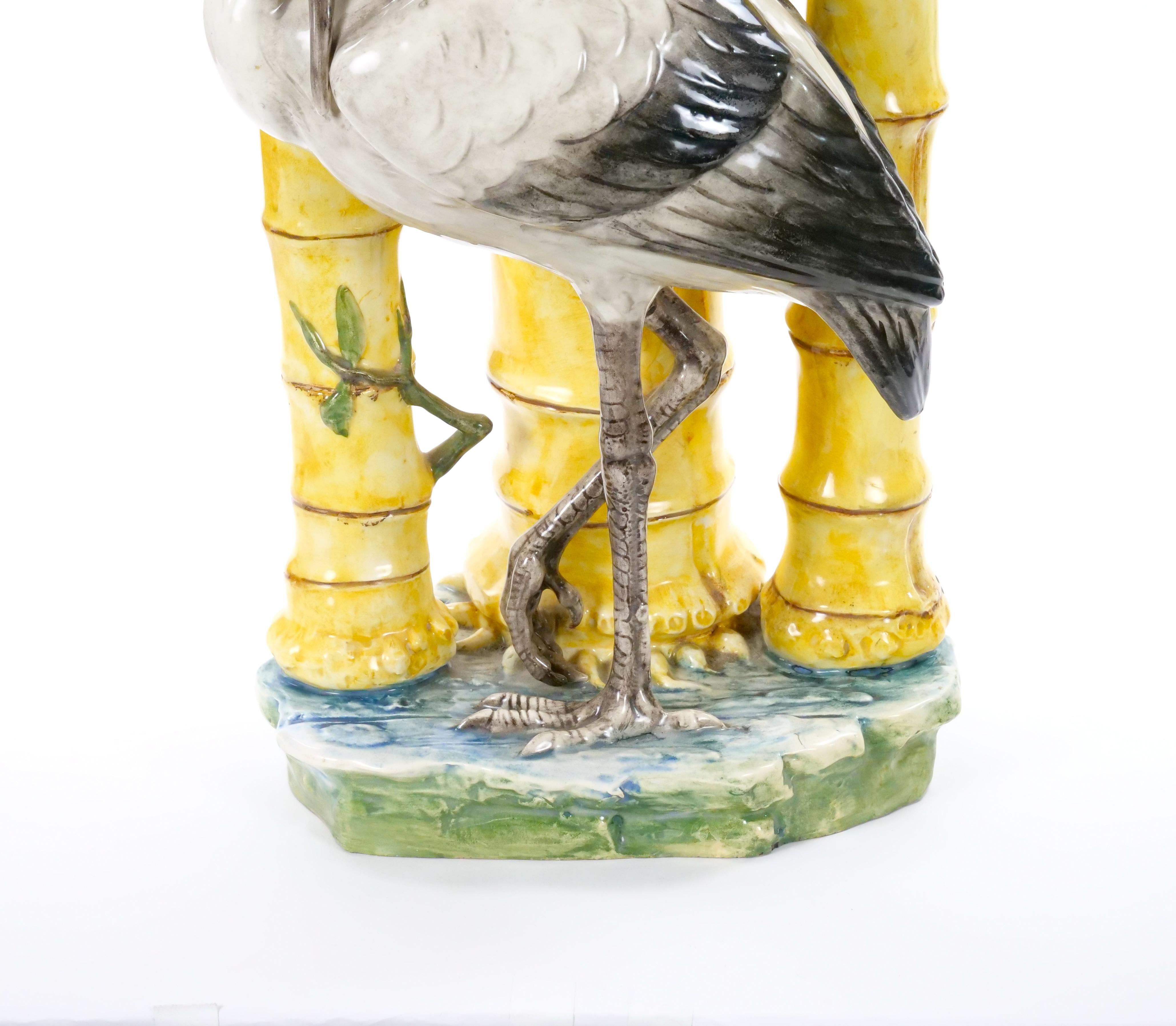 Mid-Century Modern Vase sculptural en porcelaine majolique du milieu du siècle avec motif de cigogne et de bambou en vente