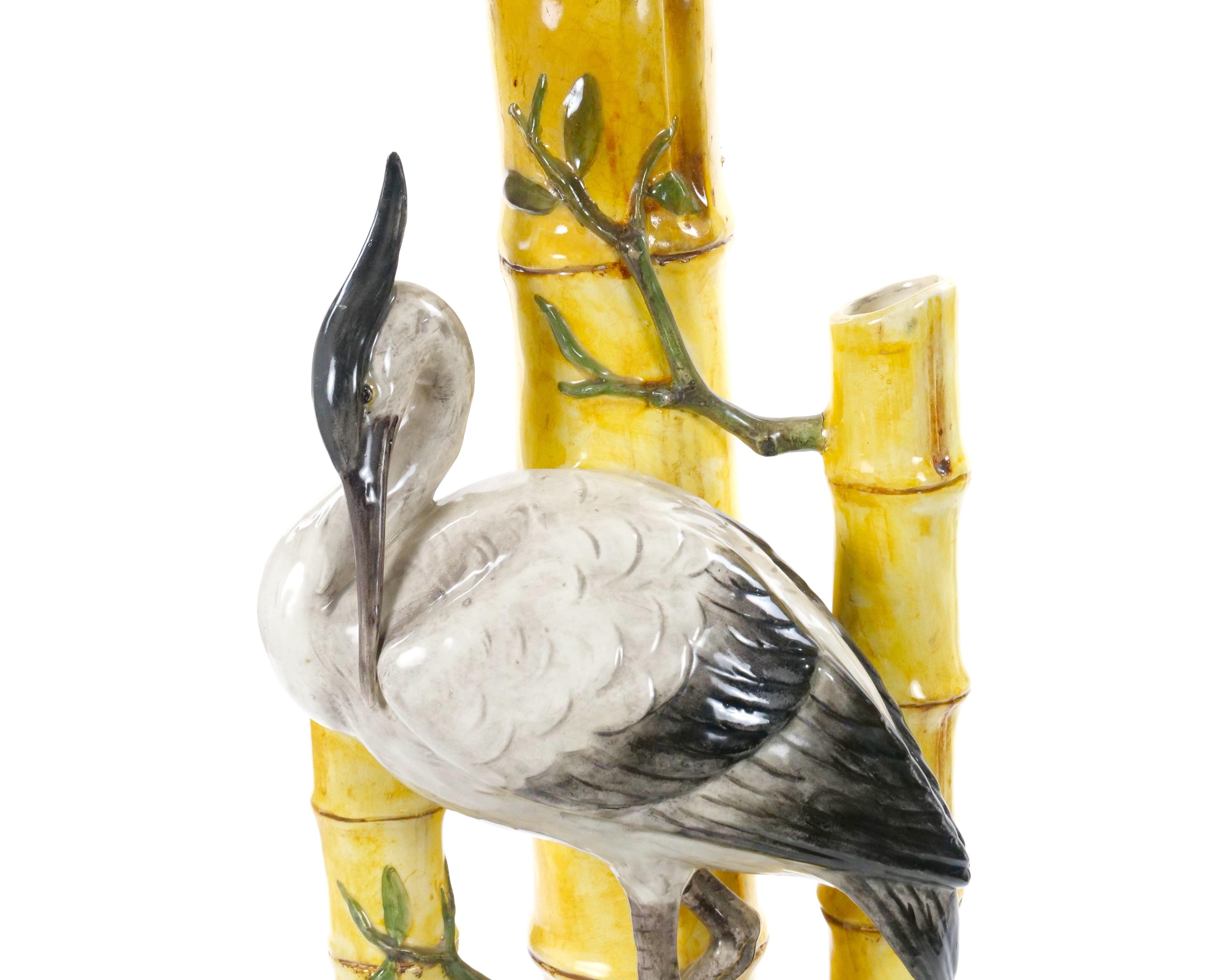 italien Vase sculptural en porcelaine majolique du milieu du siècle avec motif de cigogne et de bambou en vente