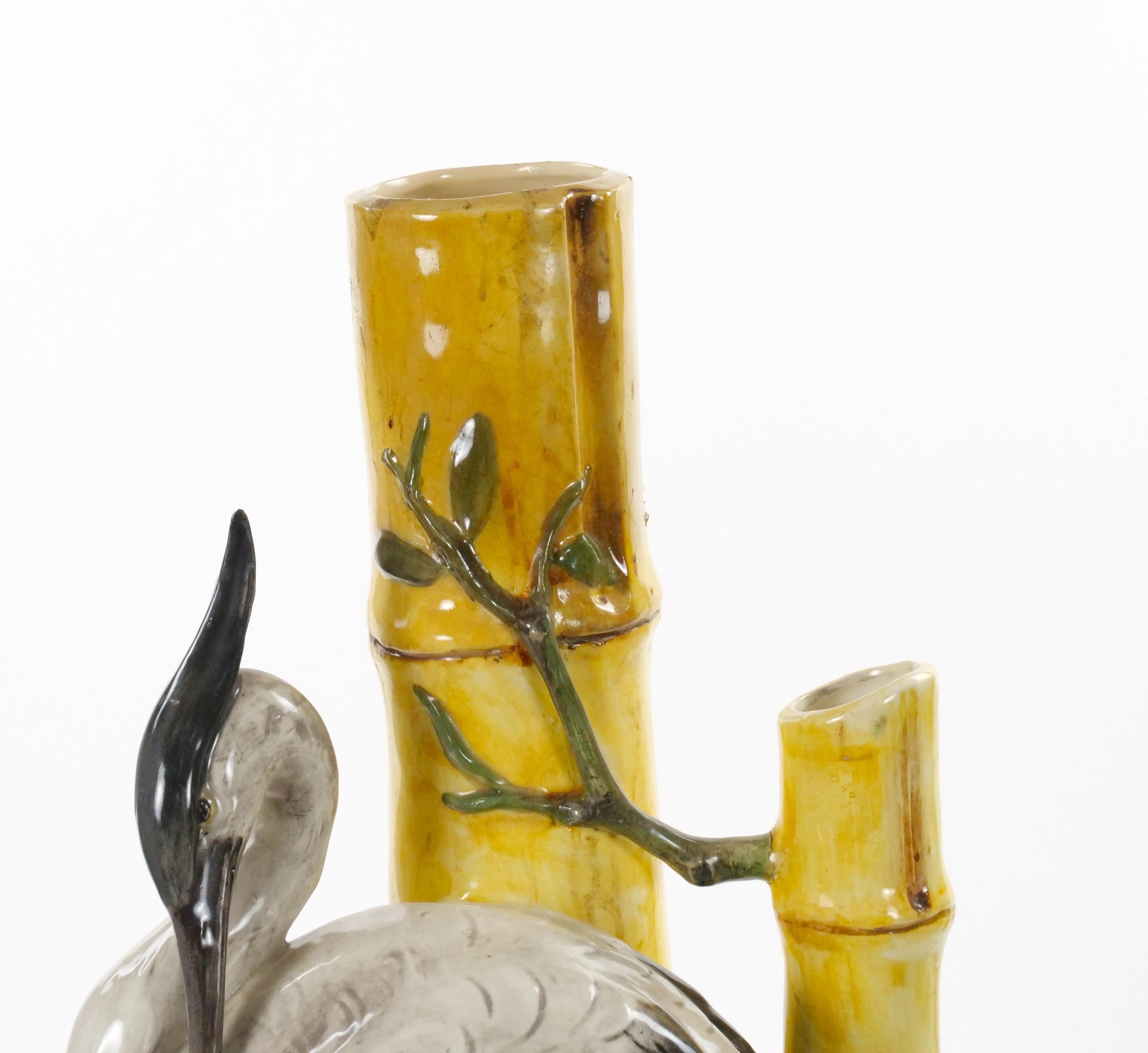 Vernissé Vase sculptural en porcelaine majolique du milieu du siècle avec motif de cigogne et de bambou en vente