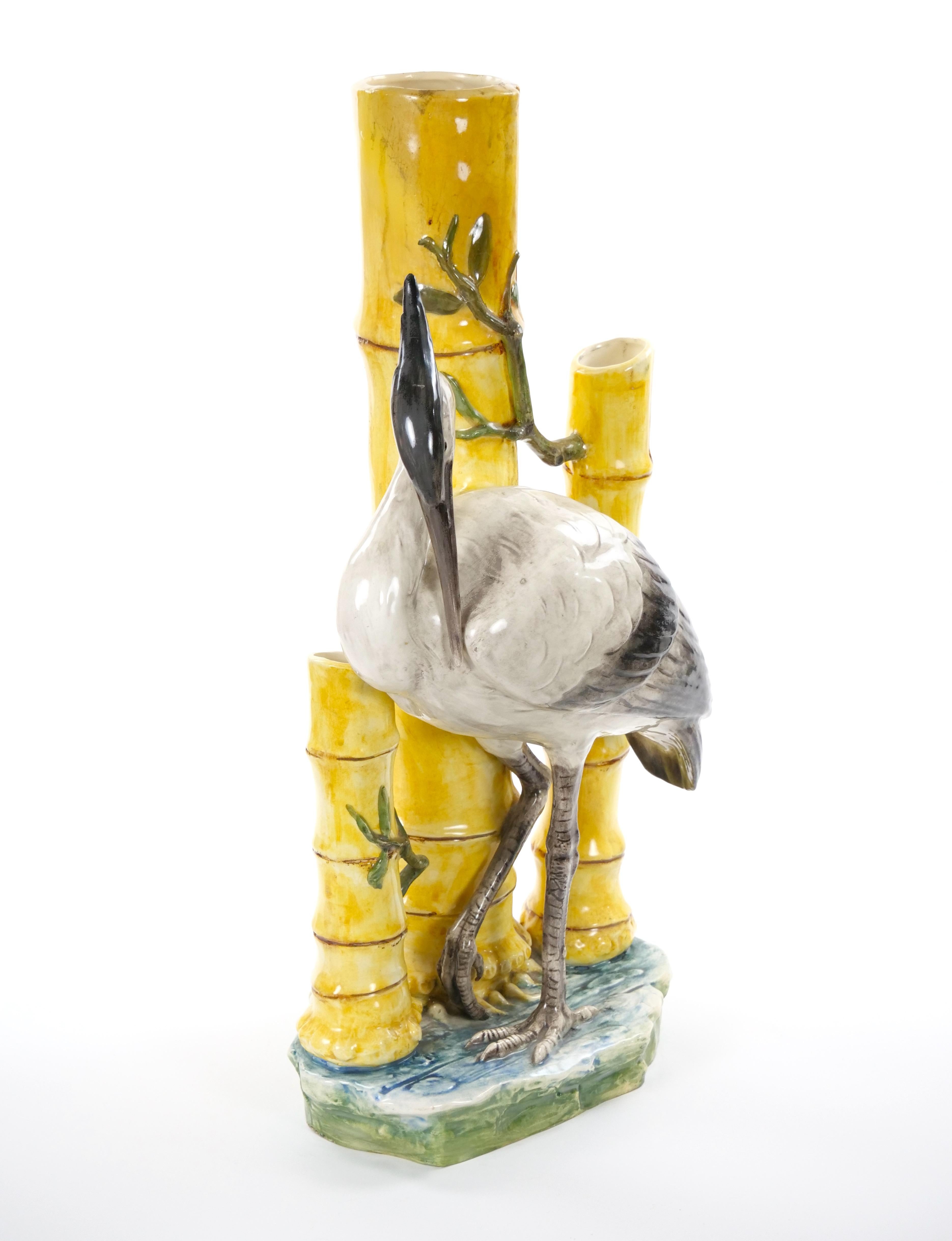 Vase sculptural en porcelaine majolique du milieu du siècle avec motif de cigogne et de bambou Bon état - En vente à Tarry Town, NY