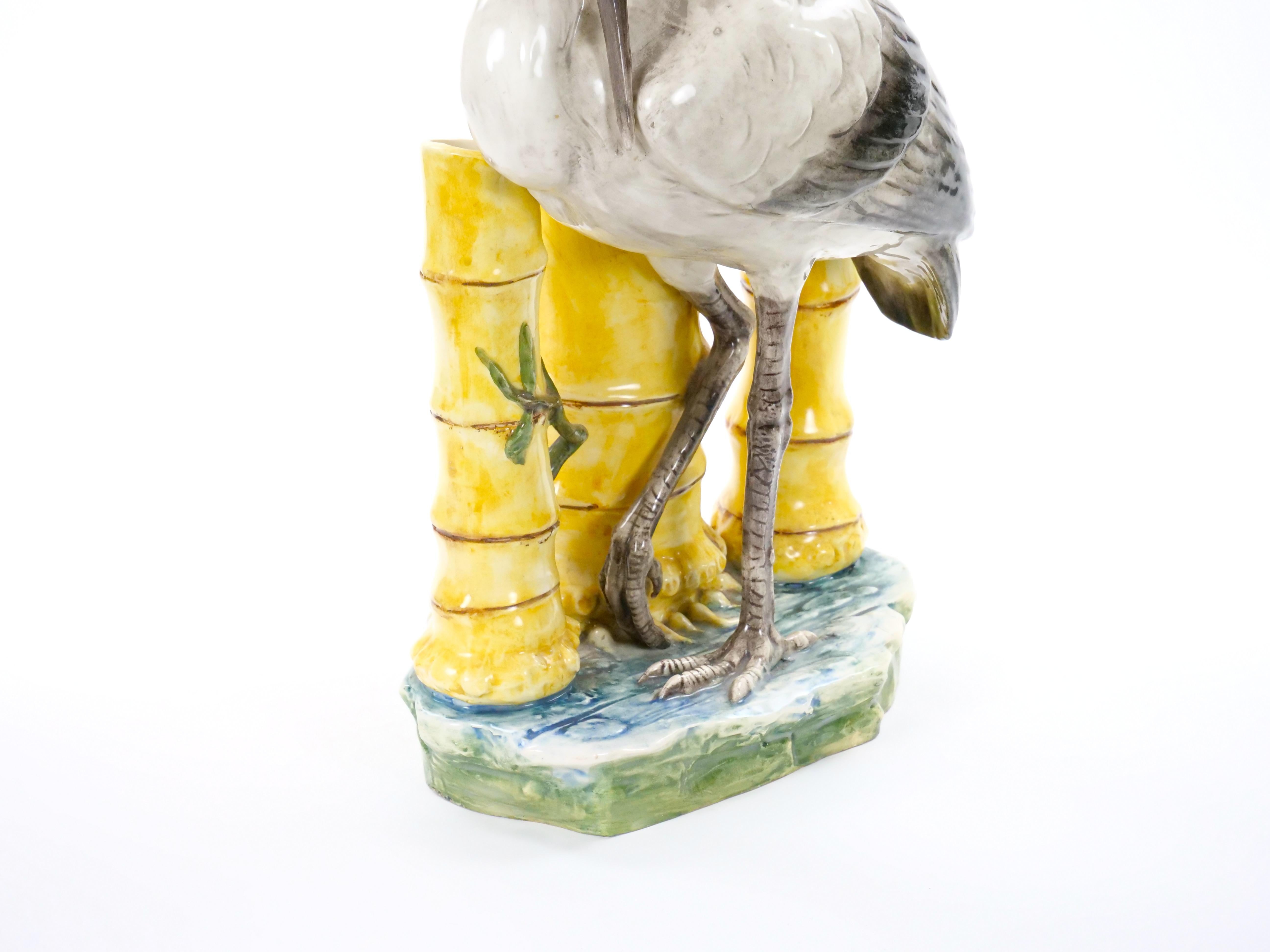 20ième siècle Vase sculptural en porcelaine majolique du milieu du siècle avec motif de cigogne et de bambou en vente