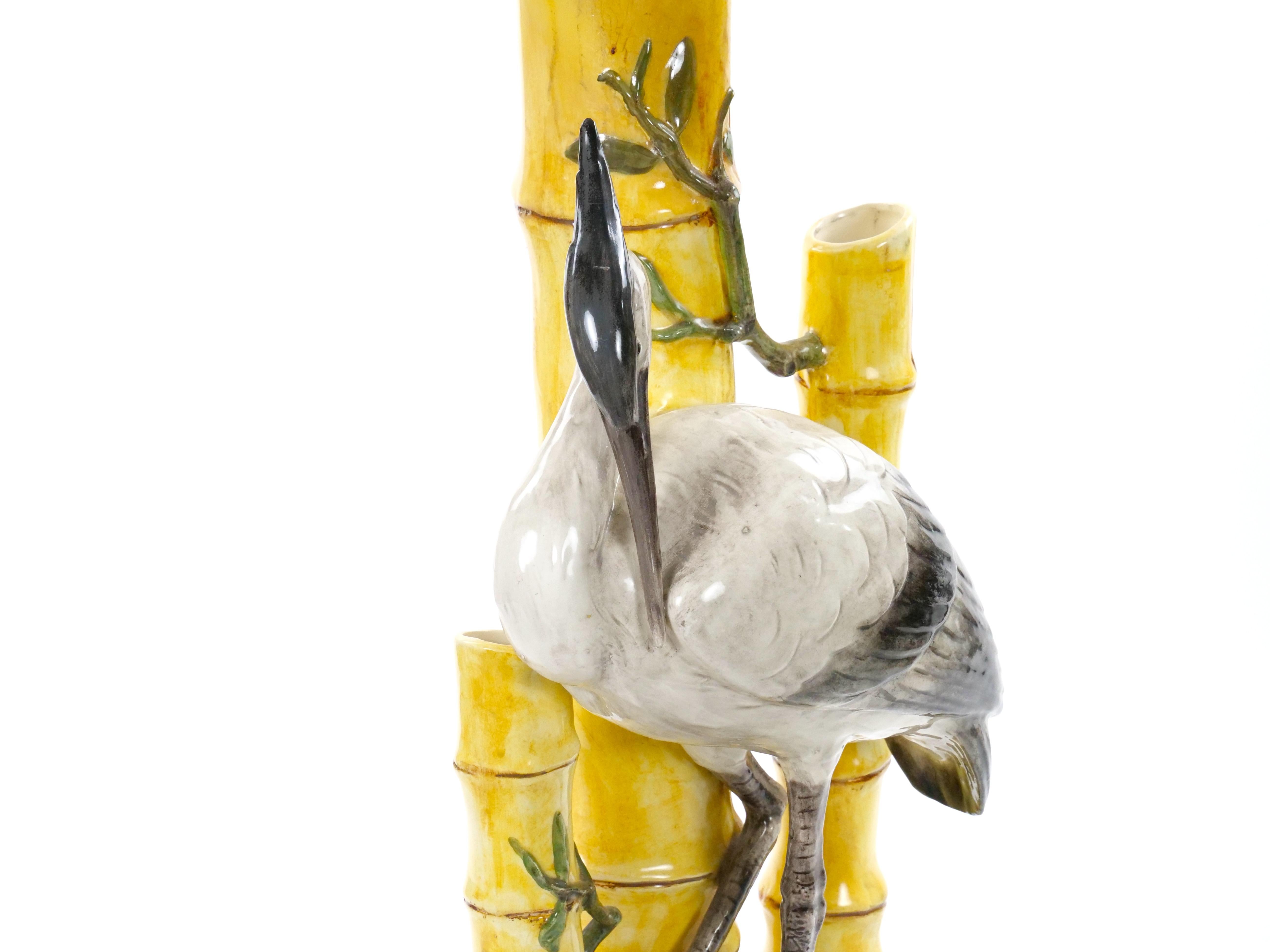 Majolique Vase sculptural en porcelaine majolique du milieu du siècle avec motif de cigogne et de bambou en vente