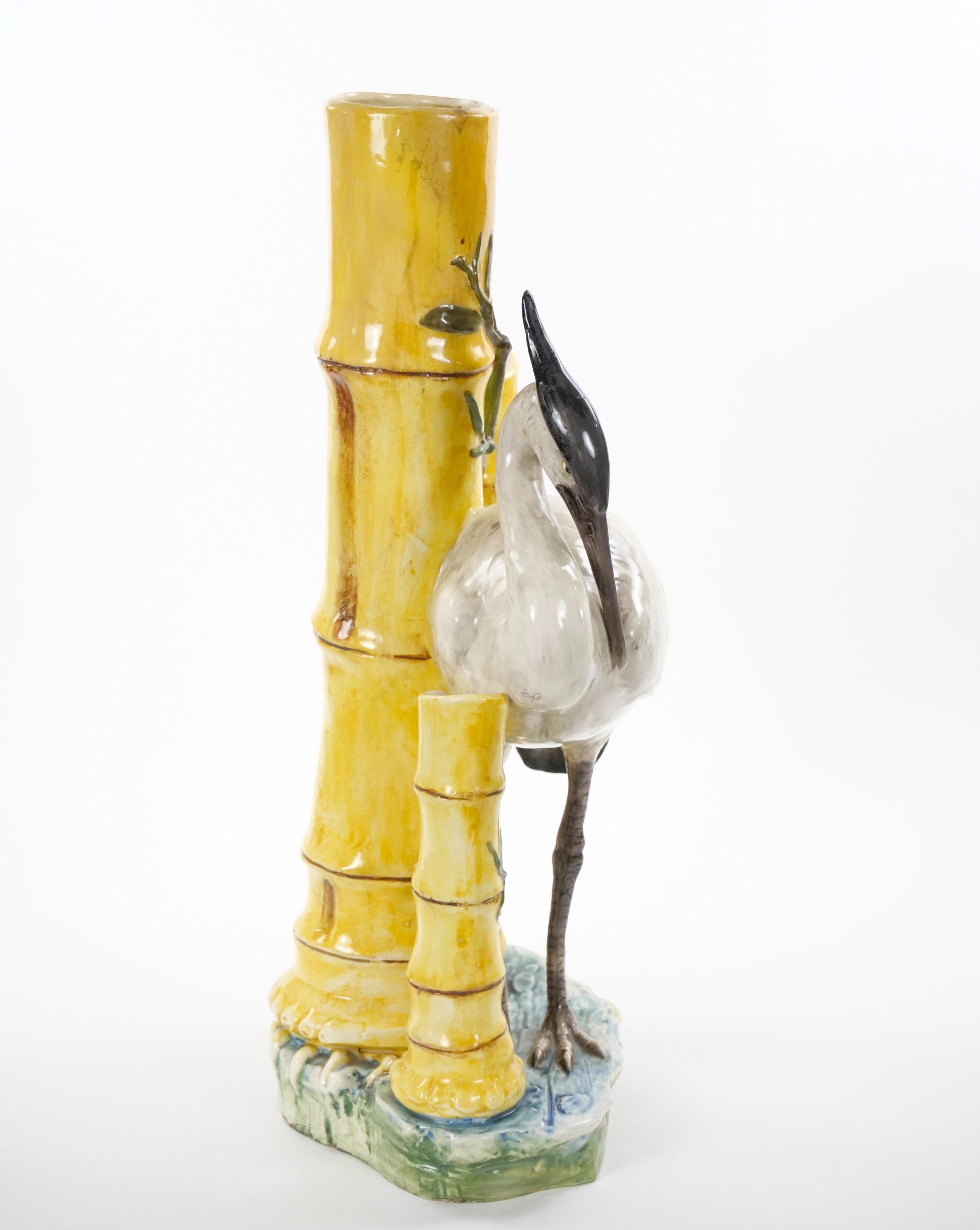 Vase sculptural en porcelaine majolique du milieu du siècle avec motif de cigogne et de bambou en vente 1