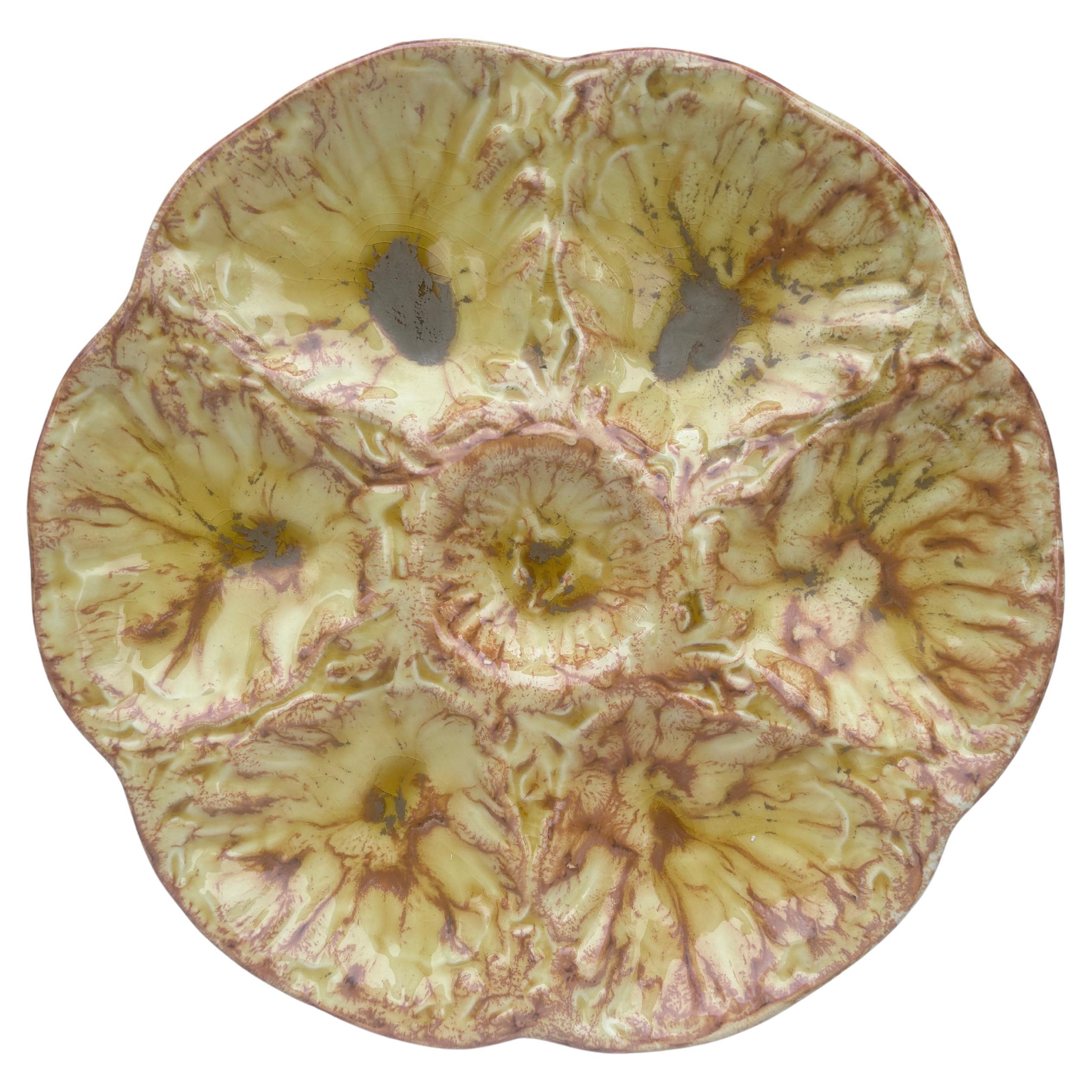 Gelber Austernteller aus Majolika aus der Jahrhundertmitte Vallauris