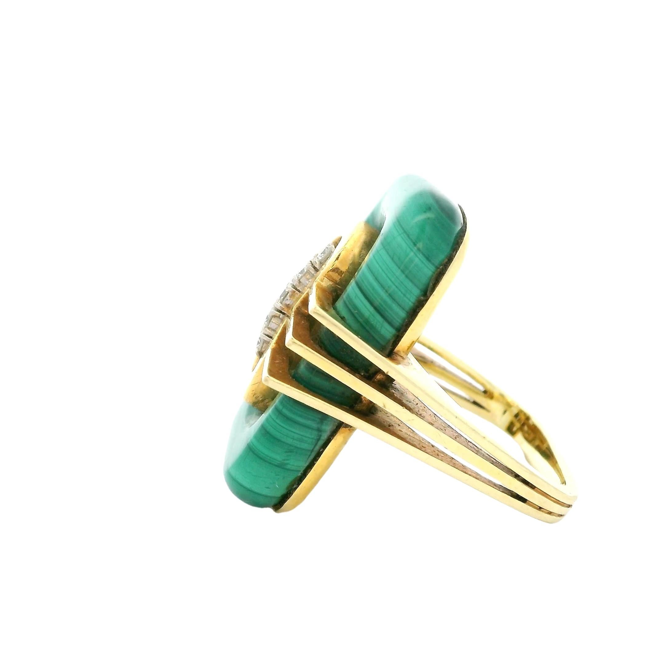 Audace e scultoreo, questo anello di malachite del Mid-Century è un esempio lampante di design modernista vintage. Sapientemente realizzato a mano in oro giallo 18 carati, presenta un centro di malachite rettangolare a fasce, accentuato da un motivo