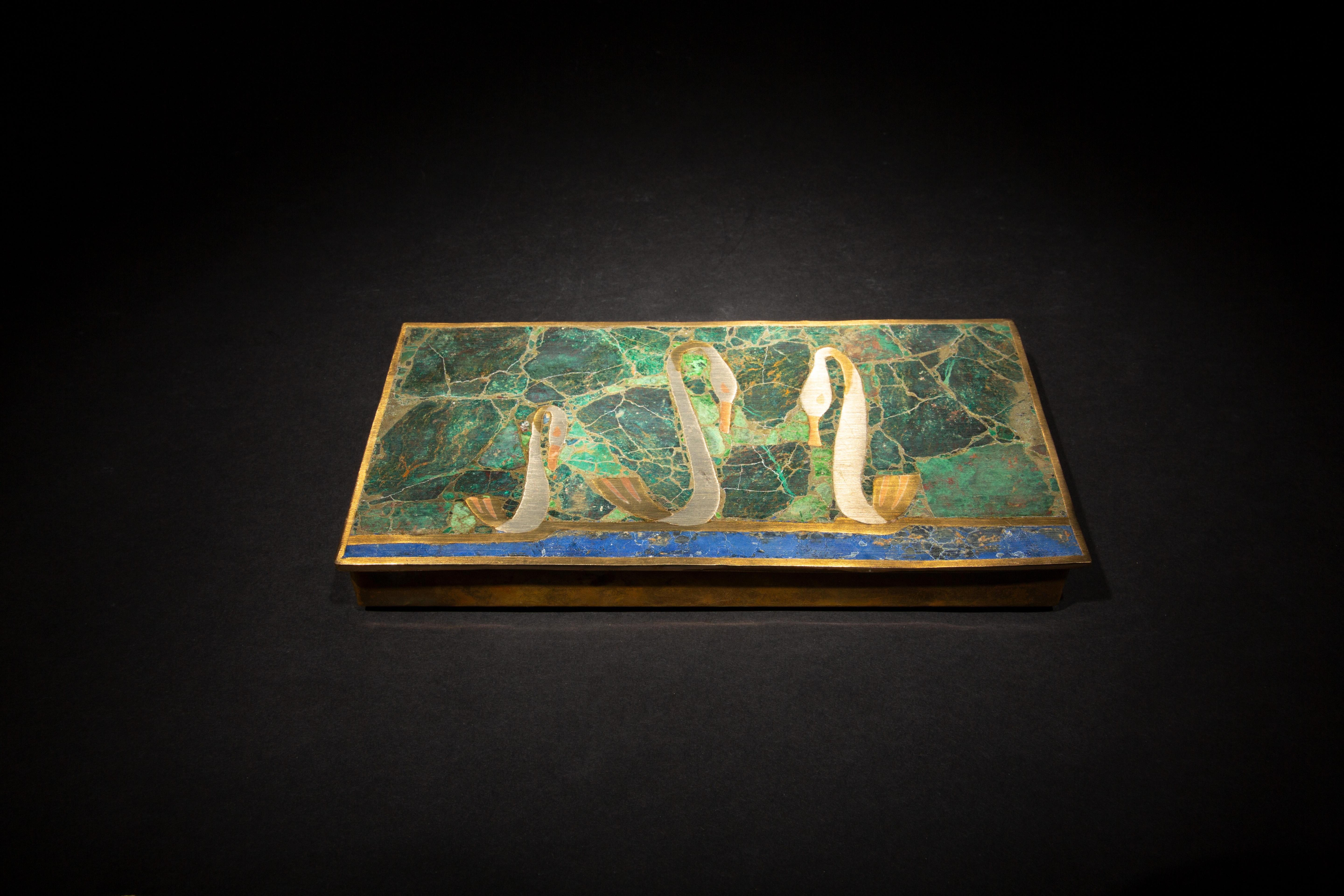 Cette boîte marquetée du milieu du siècle est un chef-d'œuvre de design et d'artisanat, présentant un mélange exquis de malachite, de chrysocolle et de lapis-lazuli. Le vert vibrant de la malachite, le bleu serein du lapis et les nuances subtiles de