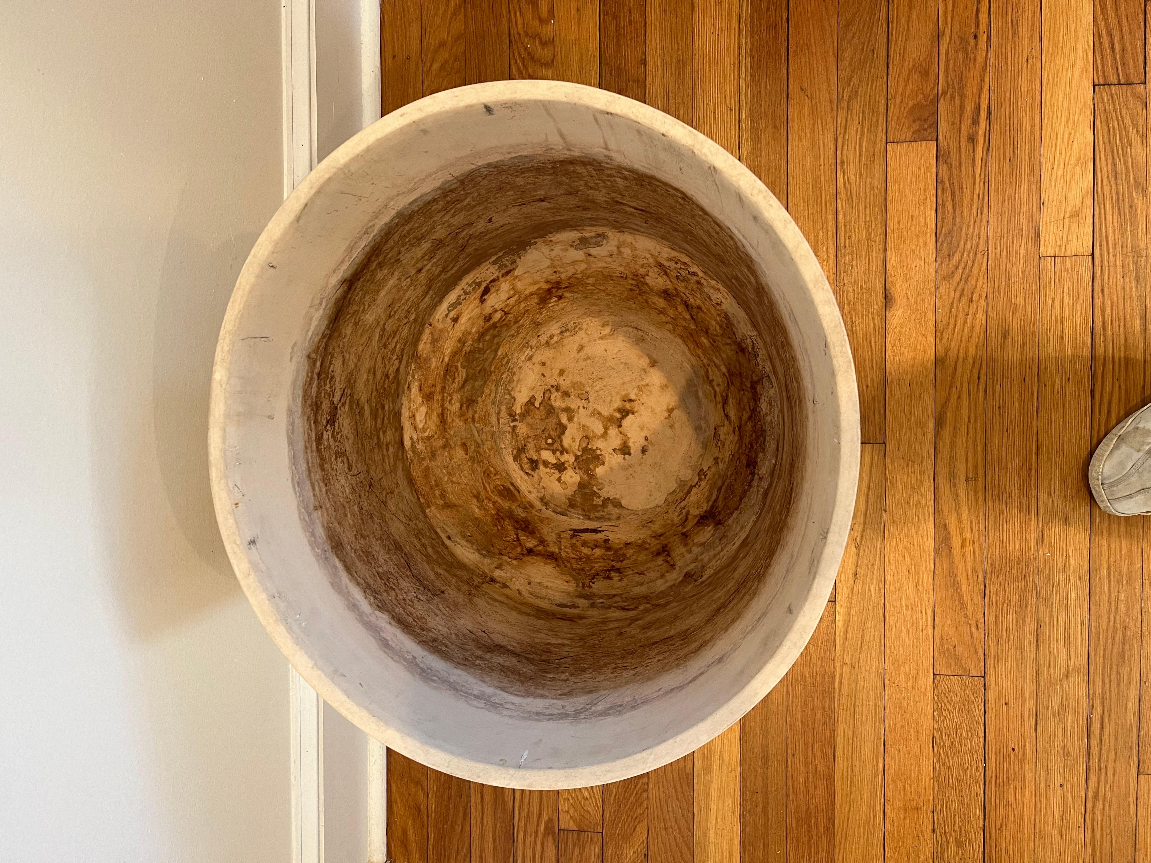Grande jardinière conçue par Malcolm Leland pour la société Architectural Pottery de Californie du Sud, vers les années 1950. La finition bisque a été conçue pour laisser l'eau s'évaporer lorsque la jardinière est utilisée à l'intérieur. Great wedge