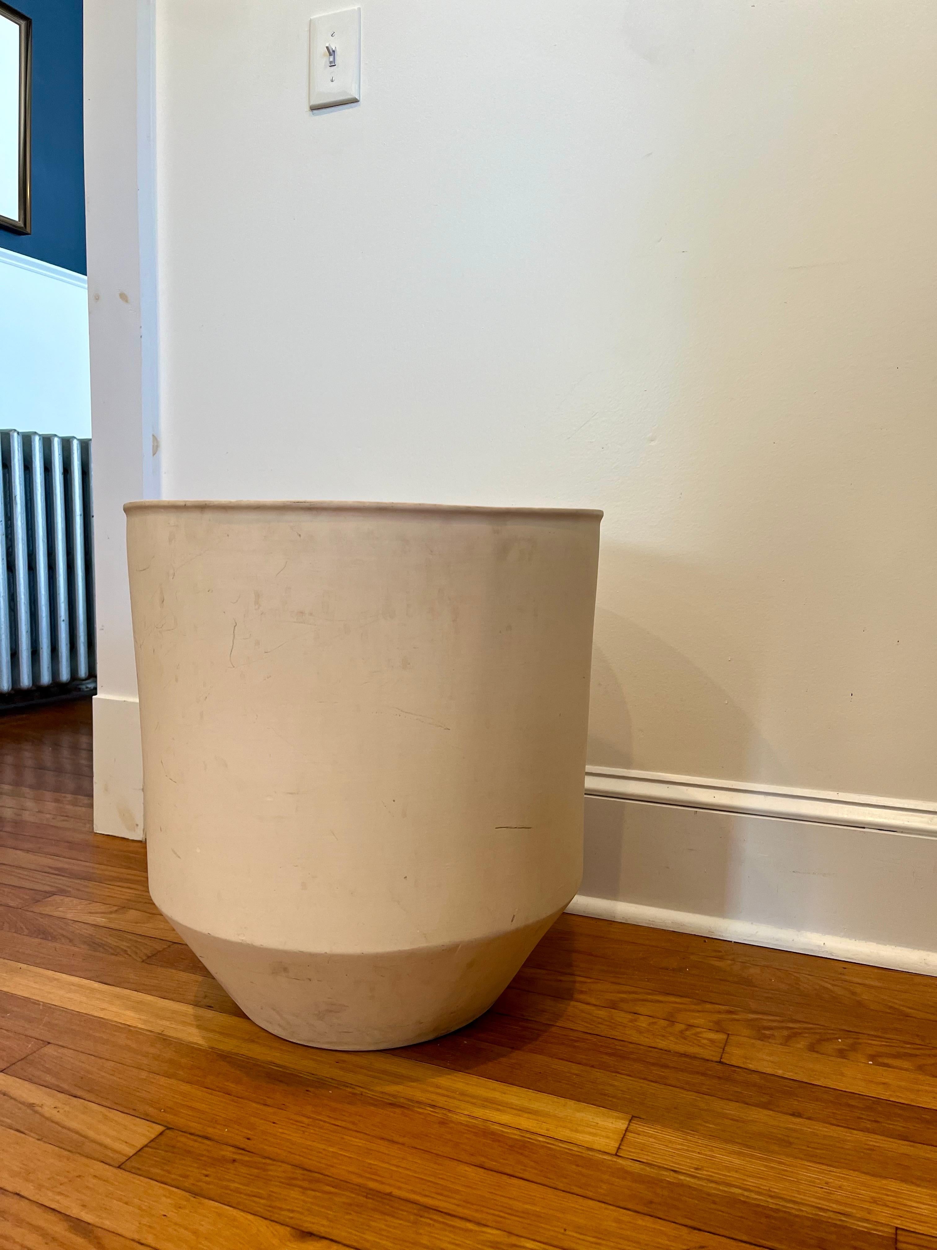 Mid Century Malcolm Leland Planter Bisque Finish In Good Condition For Sale In W Allenhurst, NJ