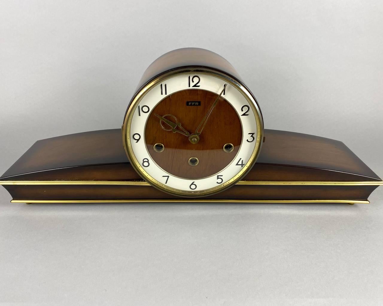 FFR Carillon Romanet Morbier (made in France) table clock made in the American style of the 50s with minimal decoration and elegant smooth silhouette lines - in a wooden case.

 For the manufacture of the case of the table clock, an array of