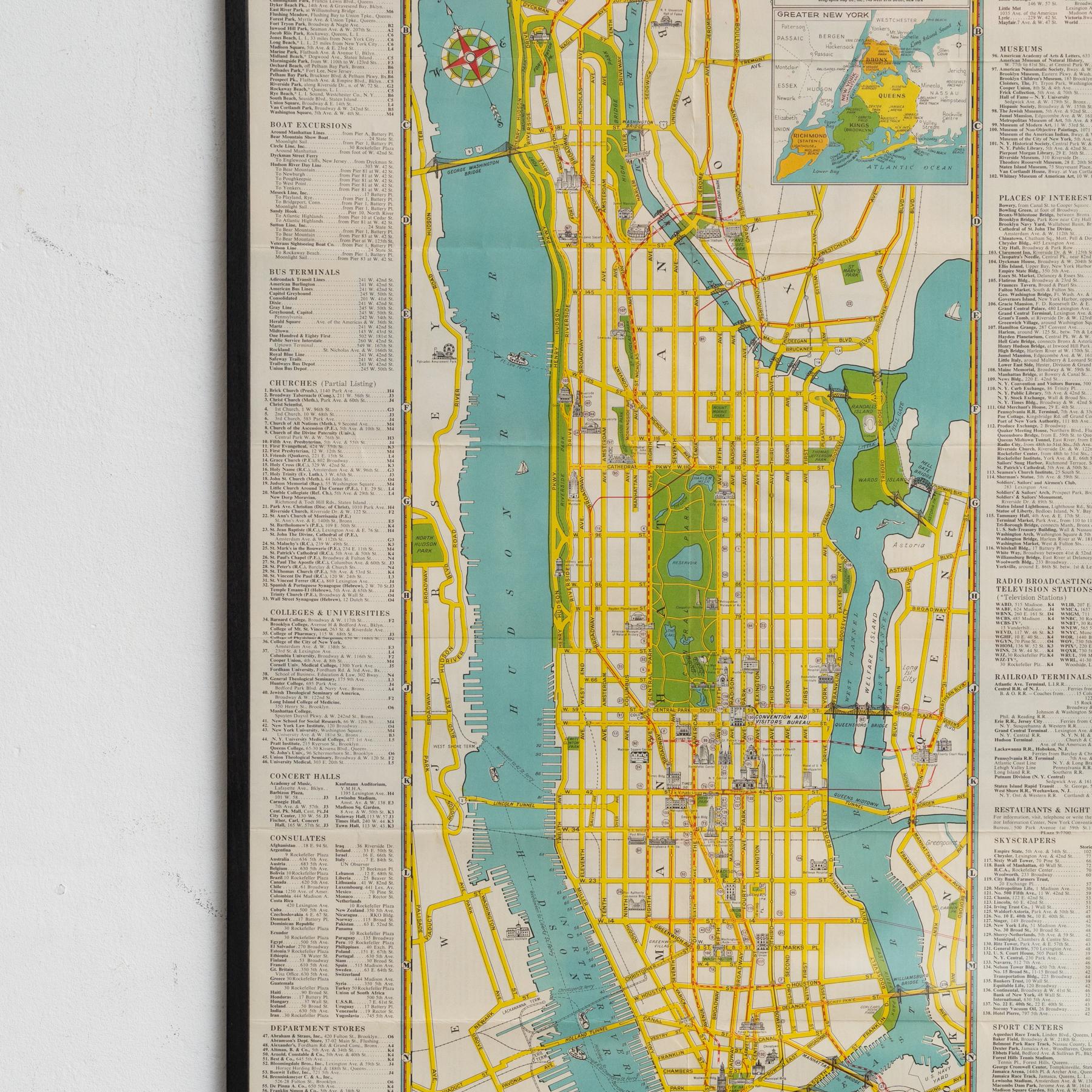 Mid-Century Map of New York, Framed in Black Lacquered Wood In Good Condition For Sale In Barcelona, ES