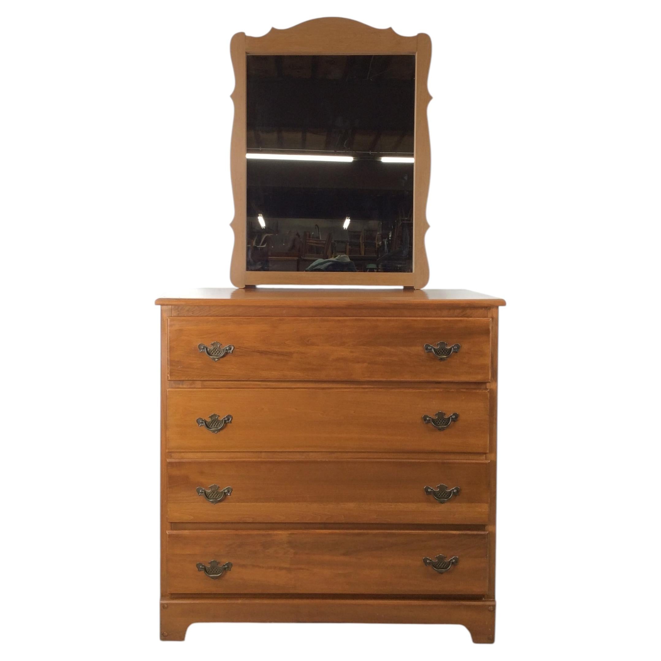 Mid Century Ahorn Kommode mit vier Schubladen und kleinem Spiegel im Angebot