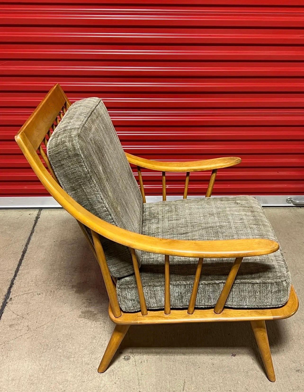 Se vende este excepcional sillón moderno de mediados de siglo, fabricado con maestría en arce macizo por Conant Ball.