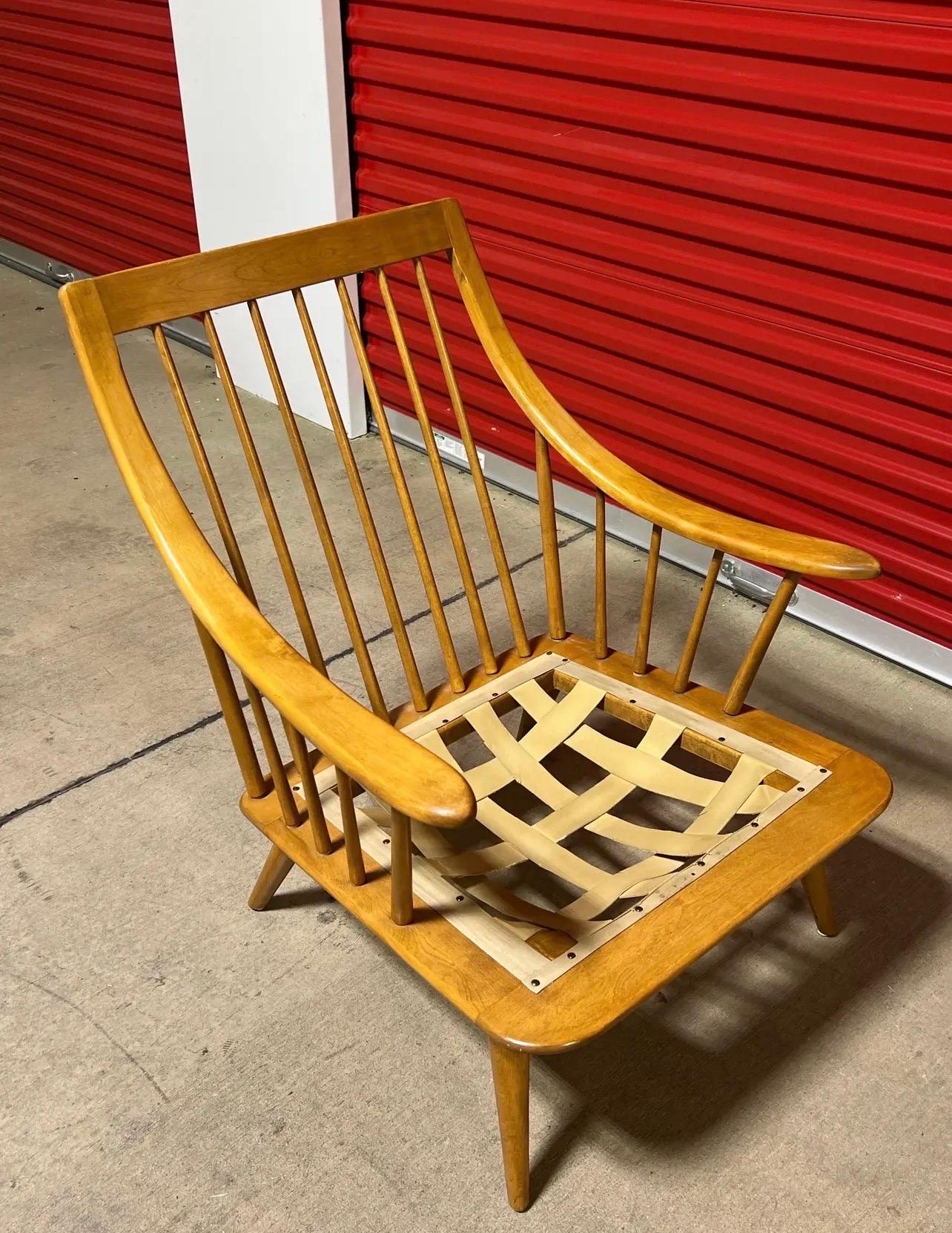 Silla de salón con husillo Conant Ball de arce de mediados de siglo Estadounidense en venta