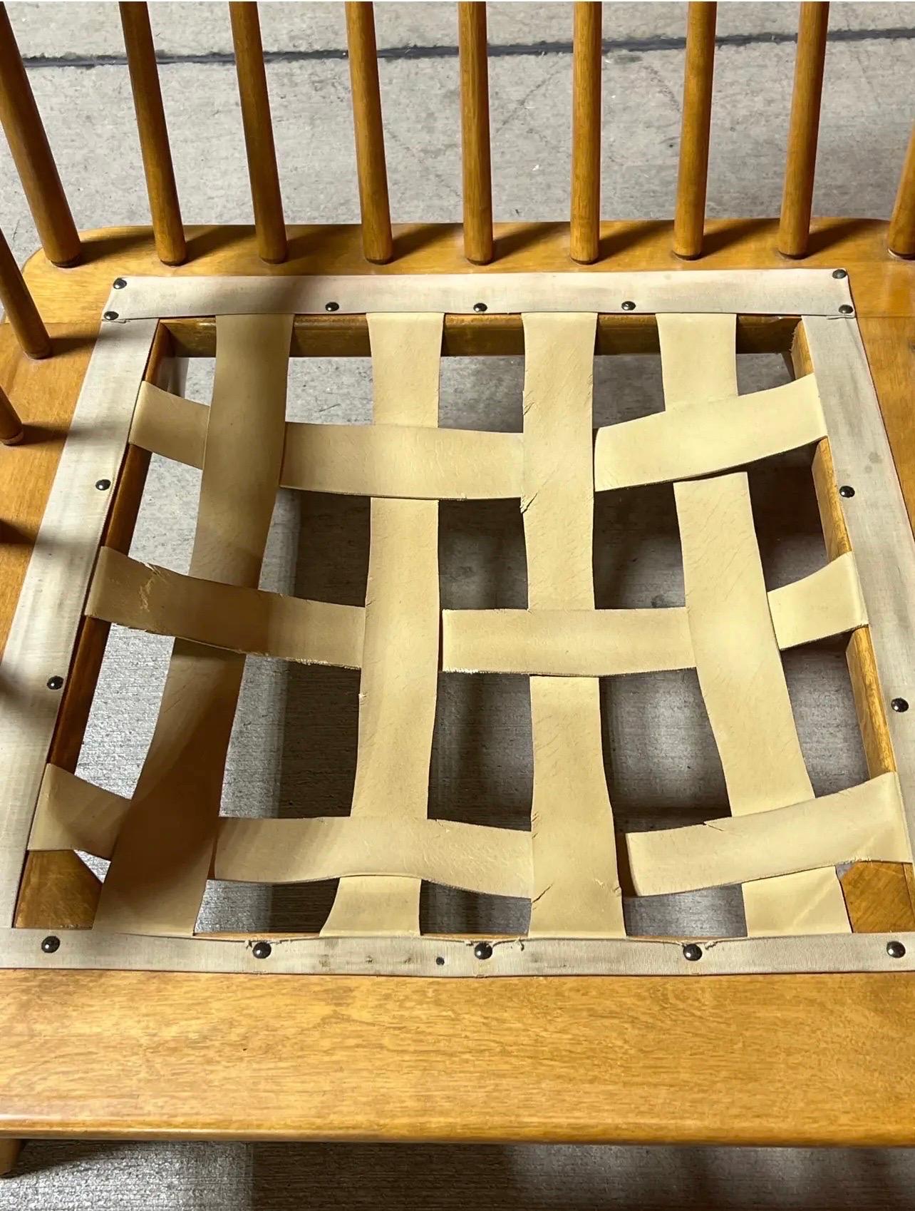 Silla de salón con husillo Conant Ball de arce de mediados de siglo en Bueno estado para la venta en Esperance, NY