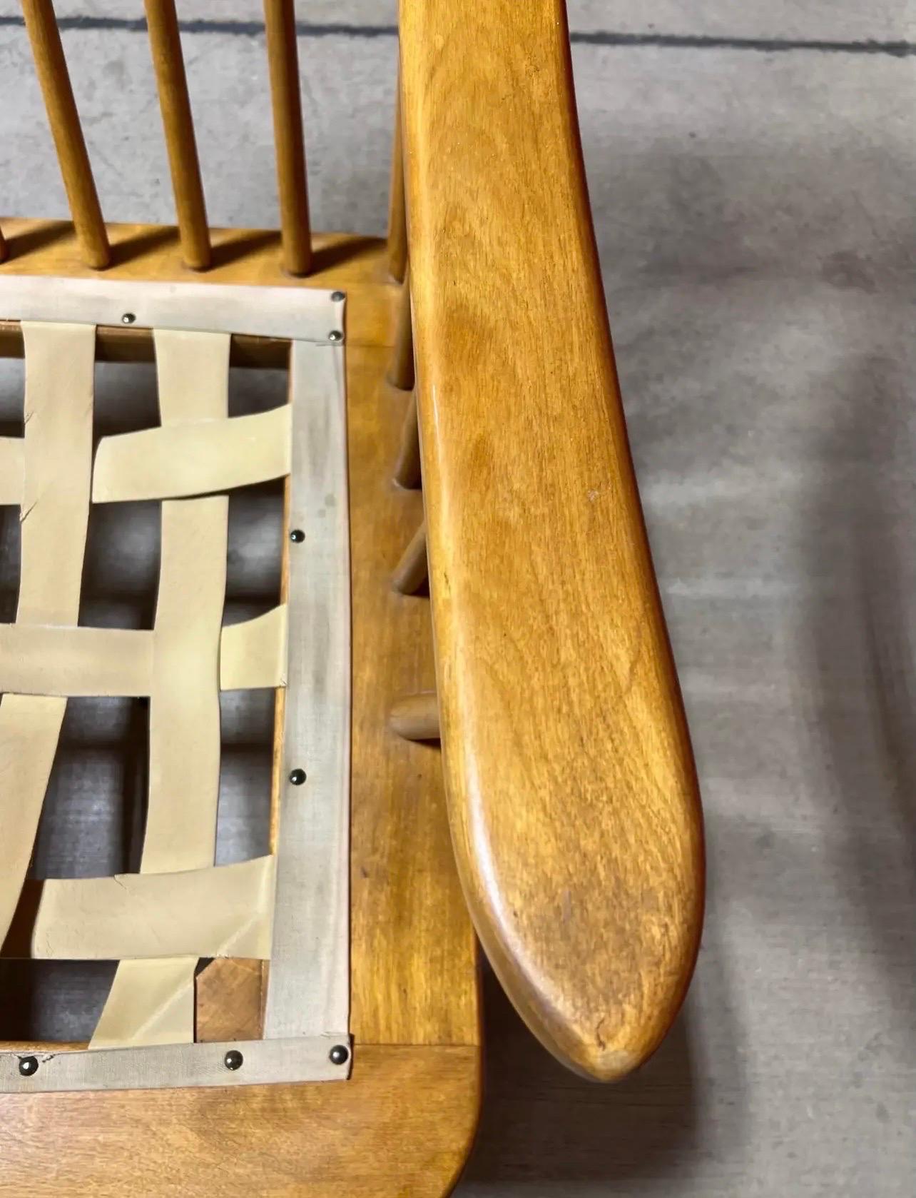 Silla de salón con husillo Conant Ball de arce de mediados de siglo finales del siglo XX en venta