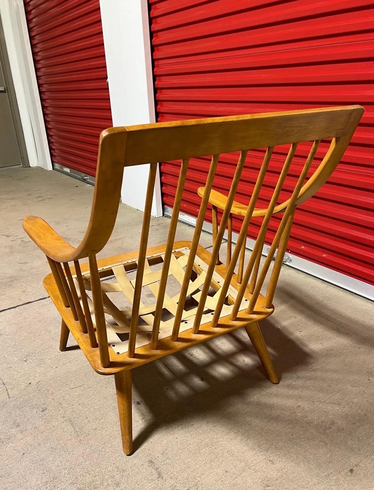 Silla de salón con husillo Conant Ball de arce de mediados de siglo Arce en venta